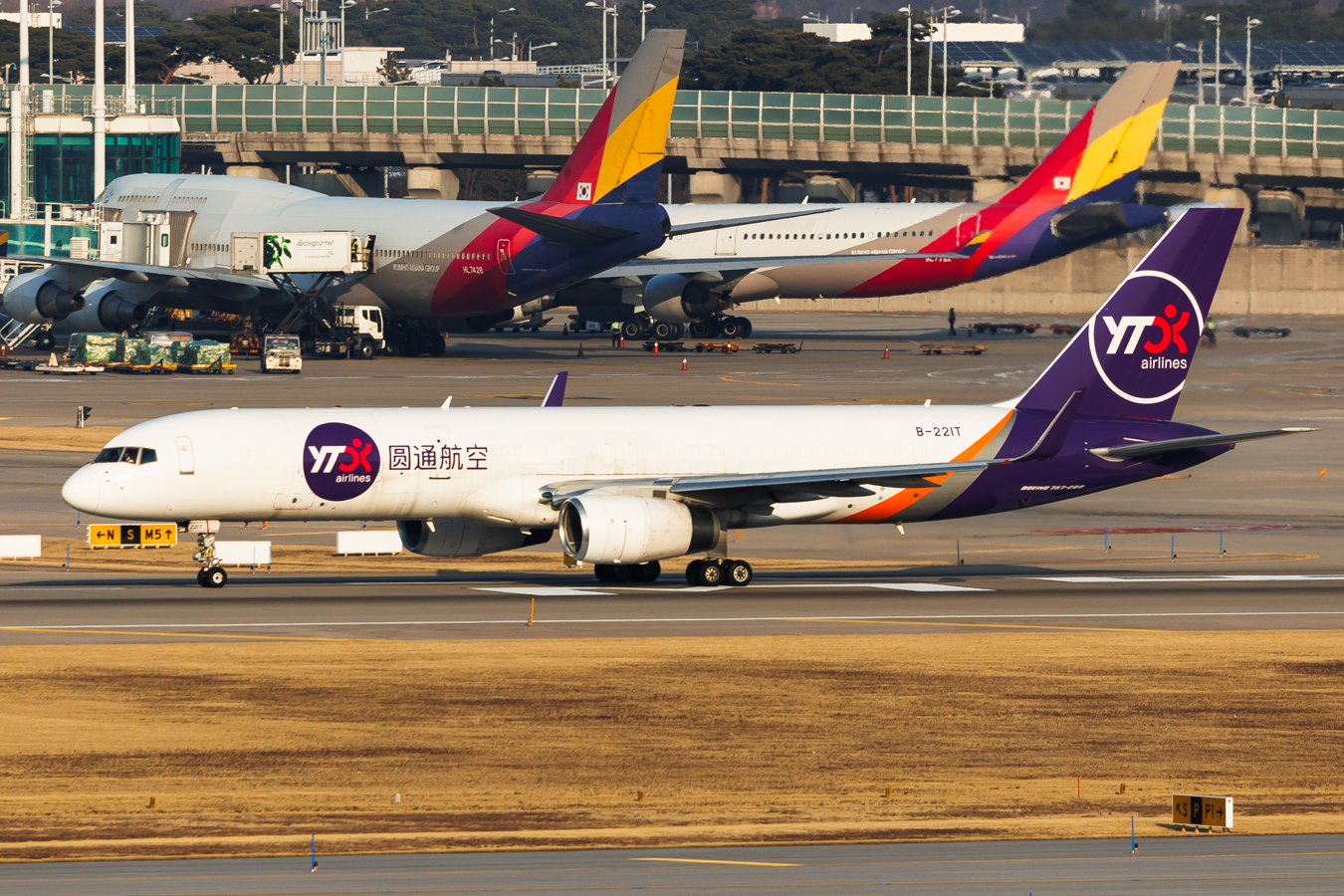 Full size: YTO Cargo Airlines Boeing 757-200F B-221T at Seoul-Incheon International Airport