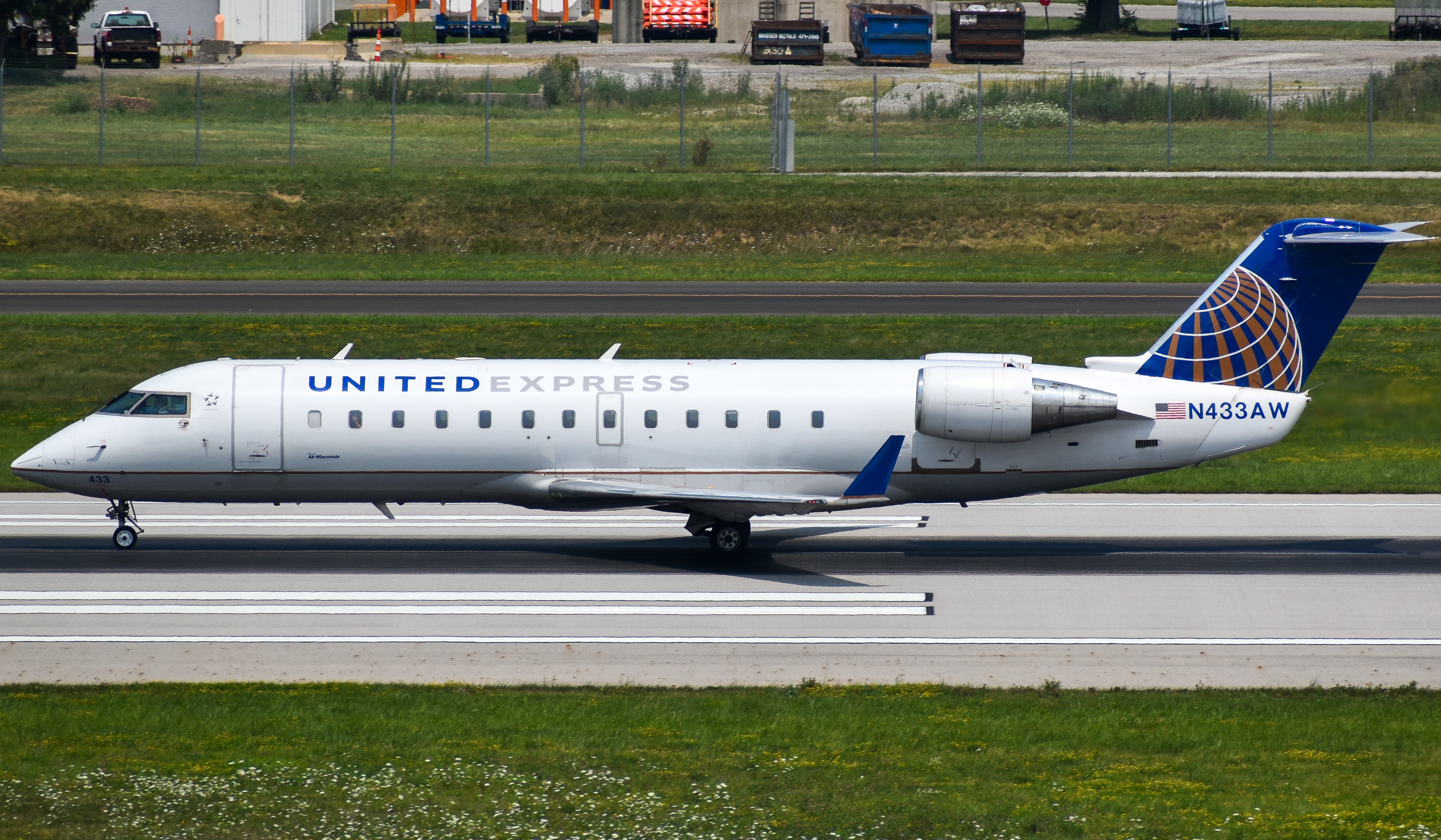 Full size: United Express Mitsubishi CRJ-200 N433AW at John Glenn Columbus International Airport
