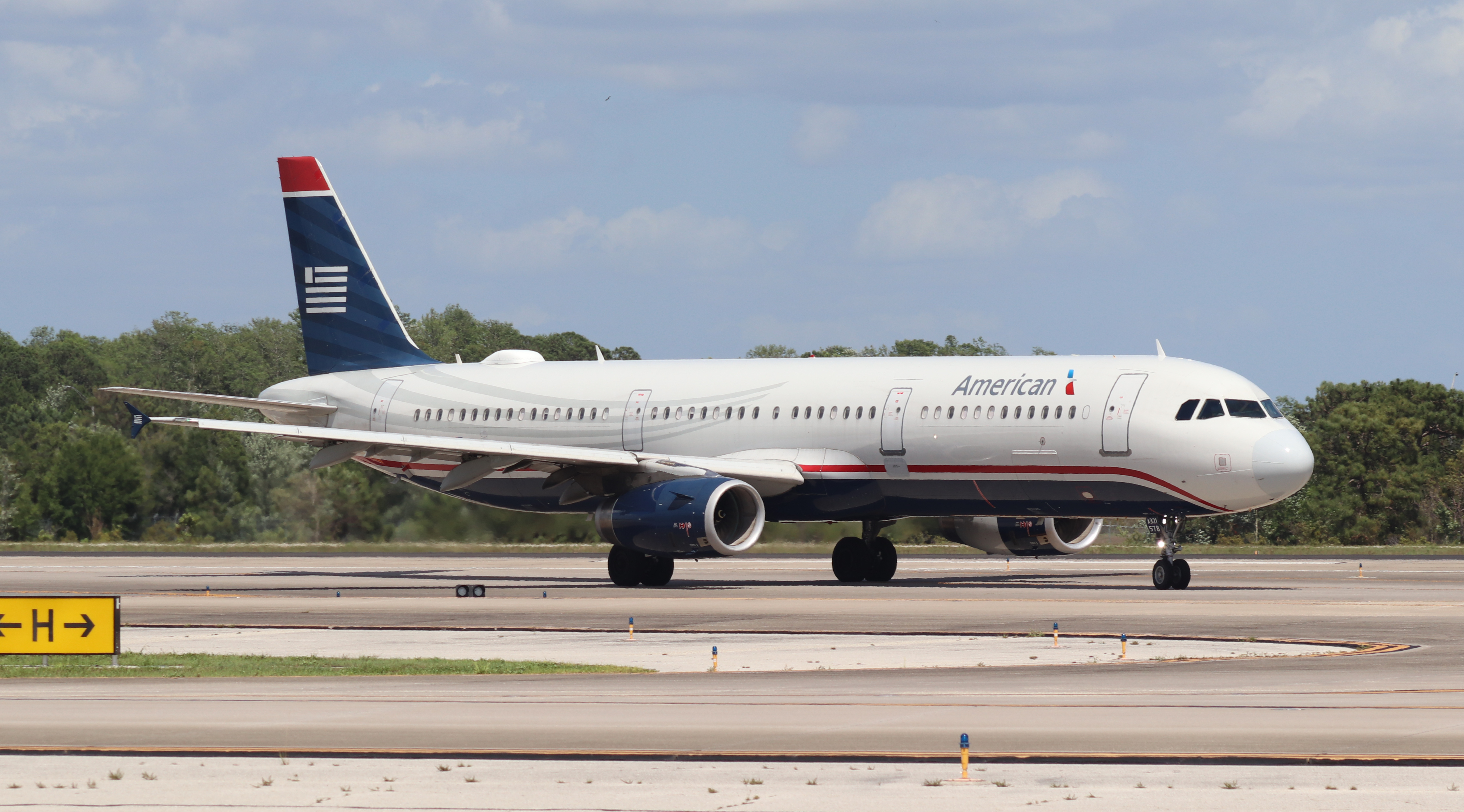 Full size: American Airlines Airbus A321-200 N578UW at Orlando International Airport