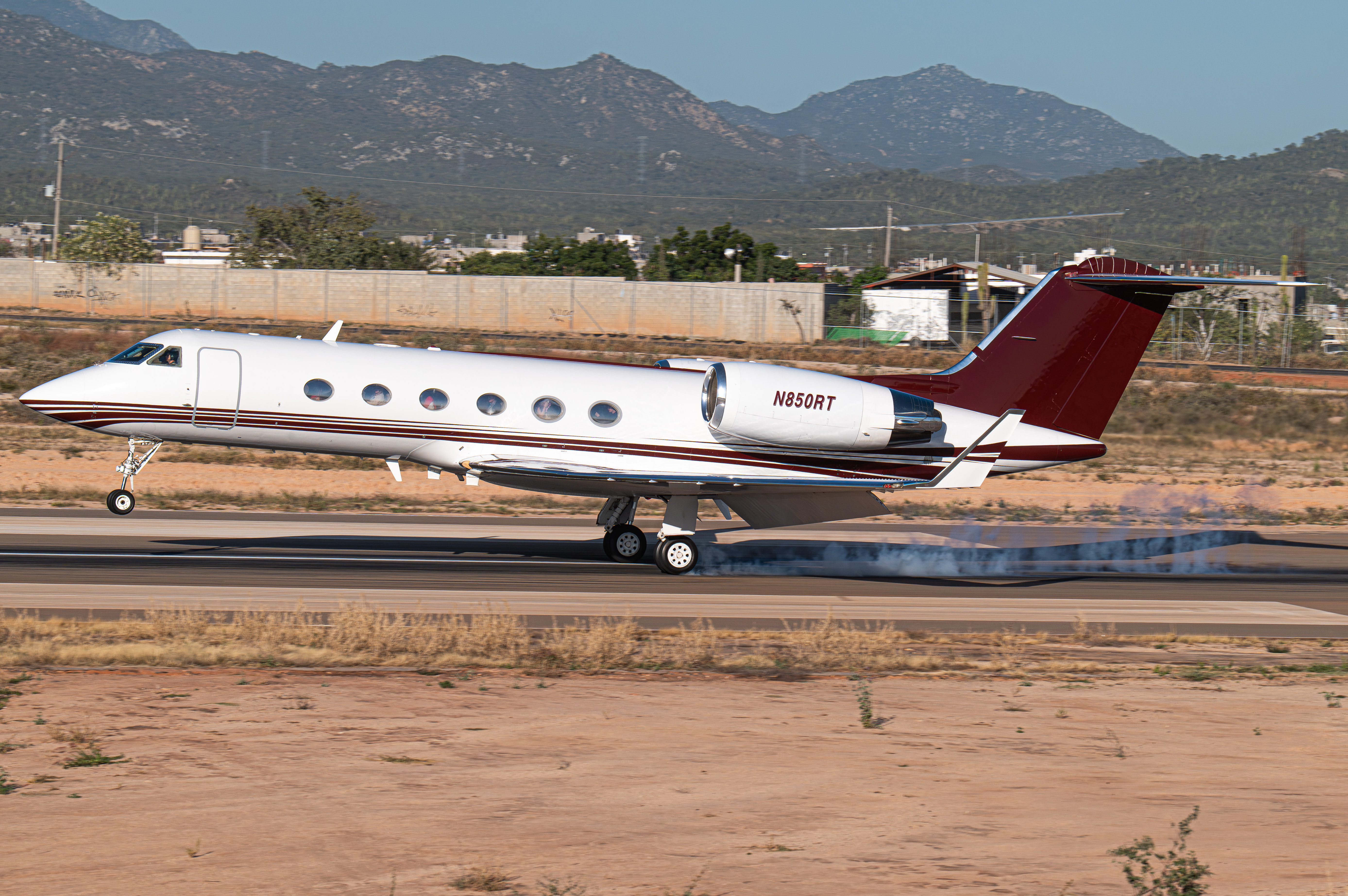 Full size: PRIVATE Gulfstream IV N850RT at Aeropuerto de Cabo San Lucas Internacional