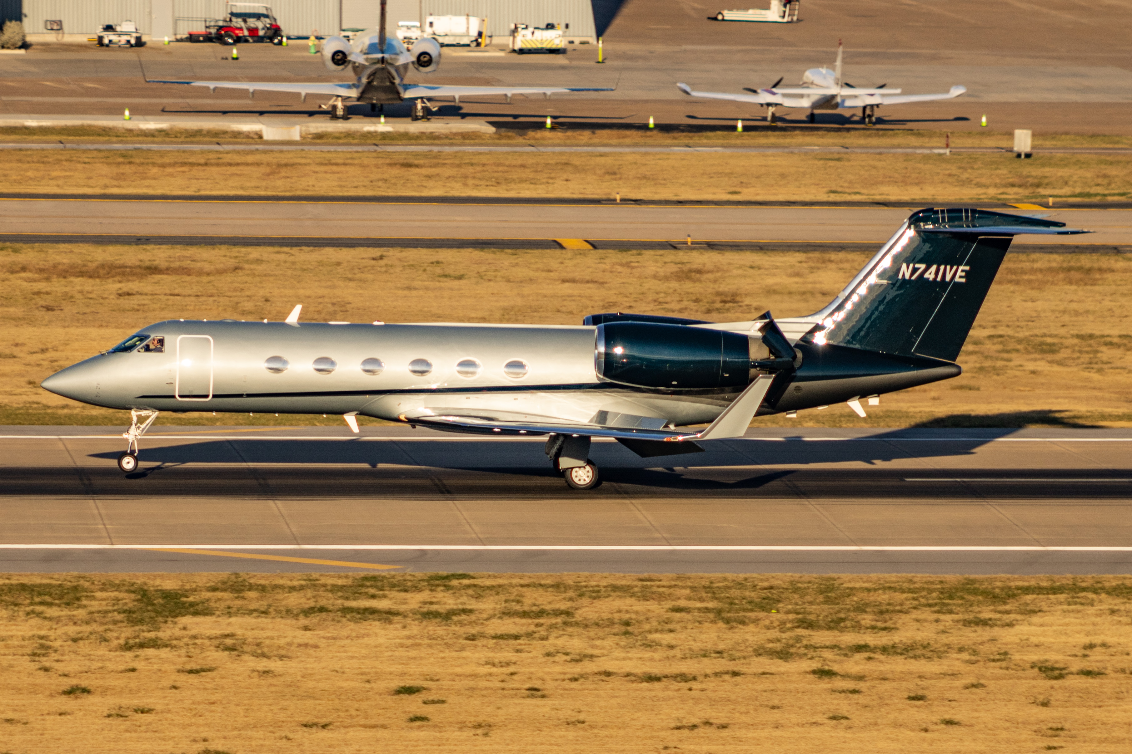 Full size: PRIVATE Gulfstream IV N741VE at Dallas Love Field Airport