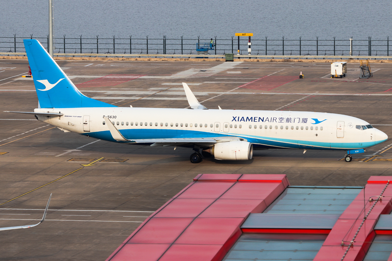 Full size: Xiamen Air Boeing 737-800 B-5630 at Macau International Airport