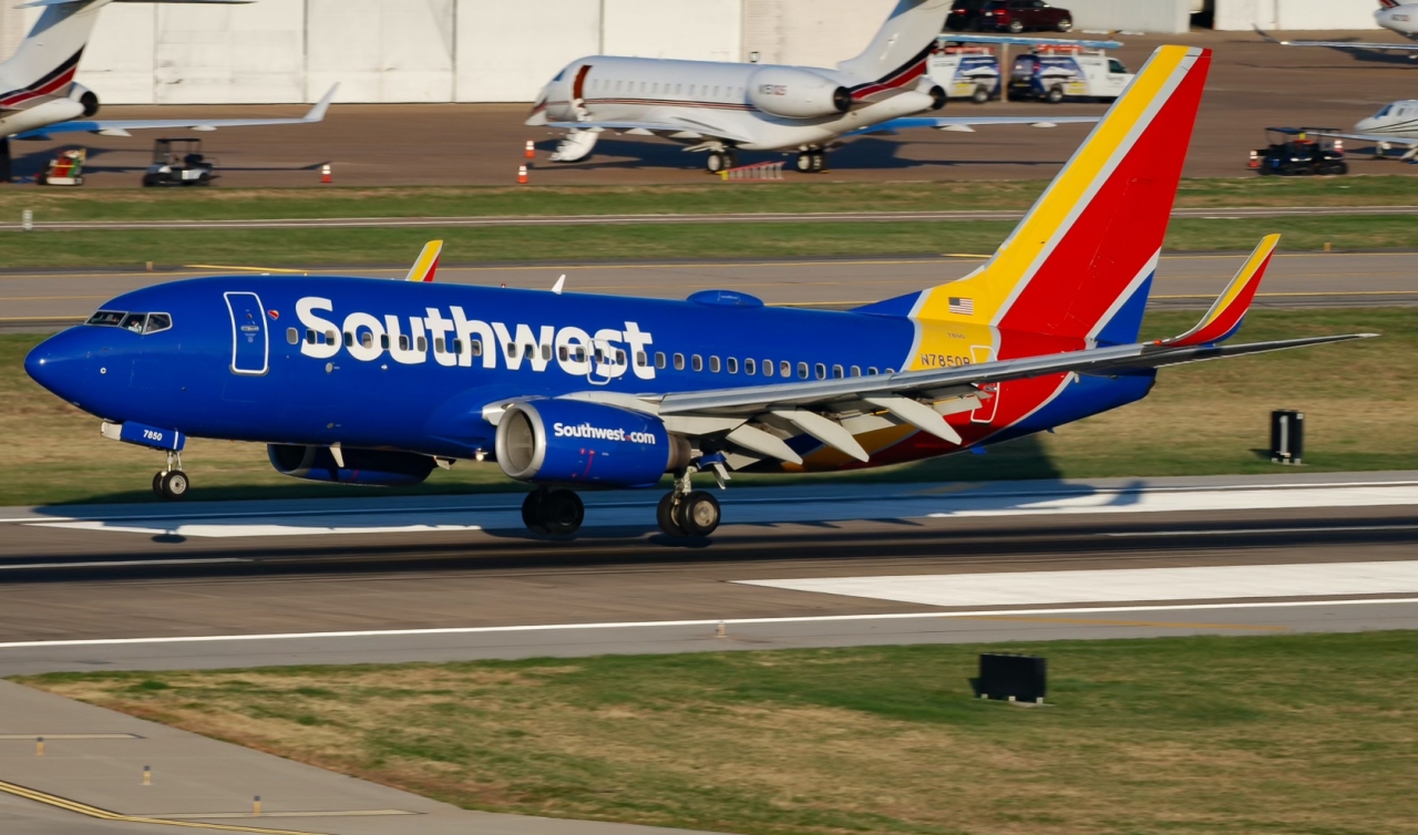 Full size: Southwest Airlines Boeing 737-700 N7850B at Dallas Love Field Airport