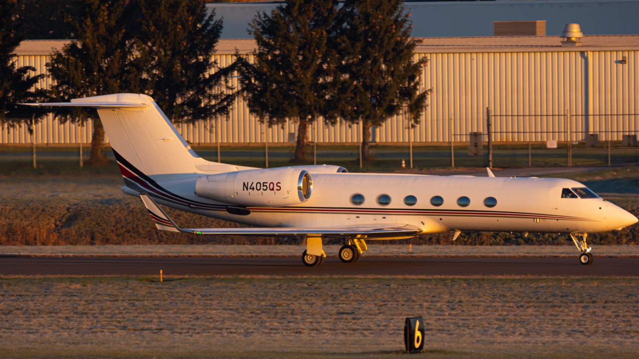 Full size: NetJets Gulfstream IV N405QS at John Glenn Columbus International Airport