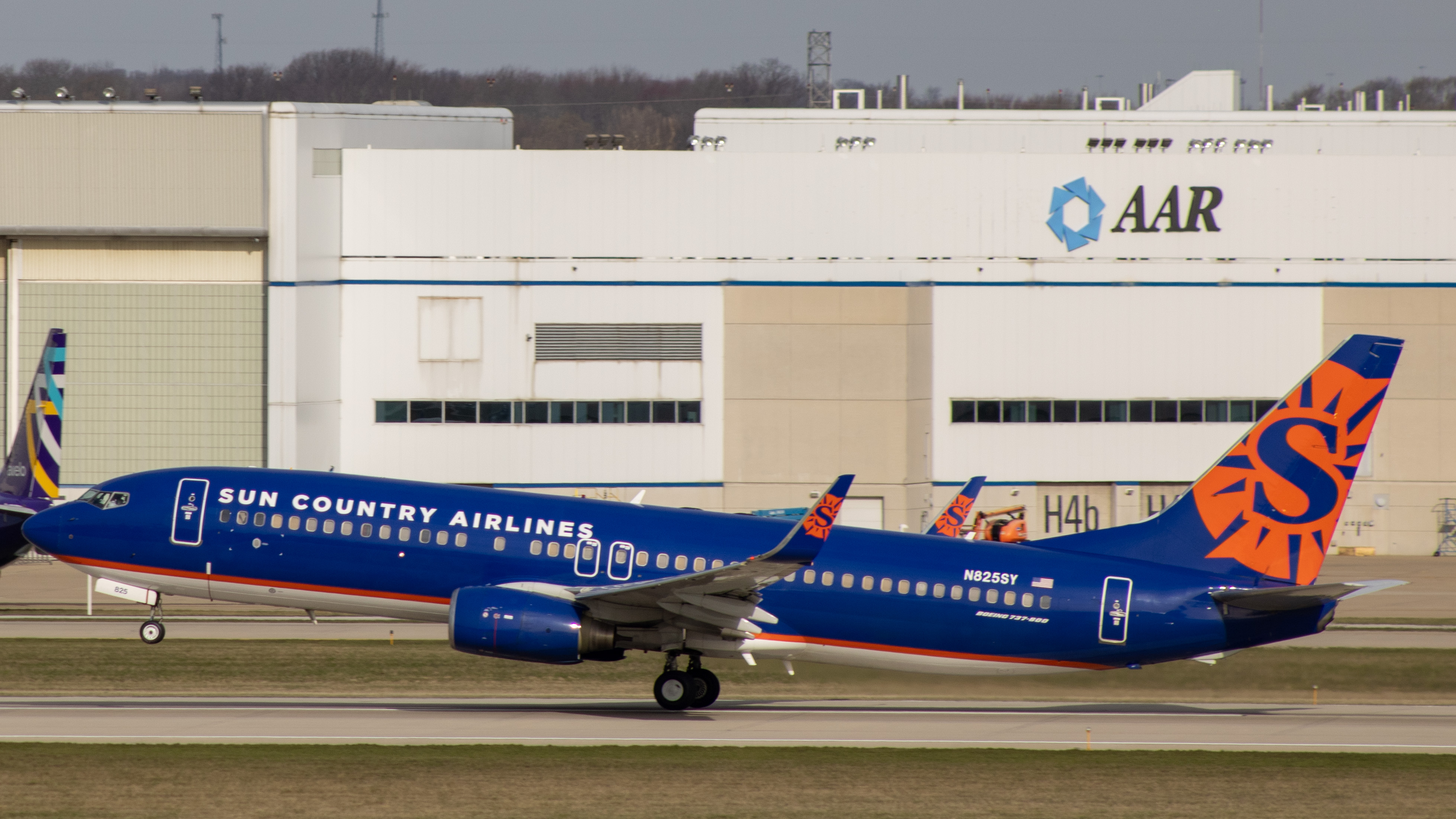 Full size: Sun Country Airlines Boeing 737-800 N825SY at Indianapolis International Airport