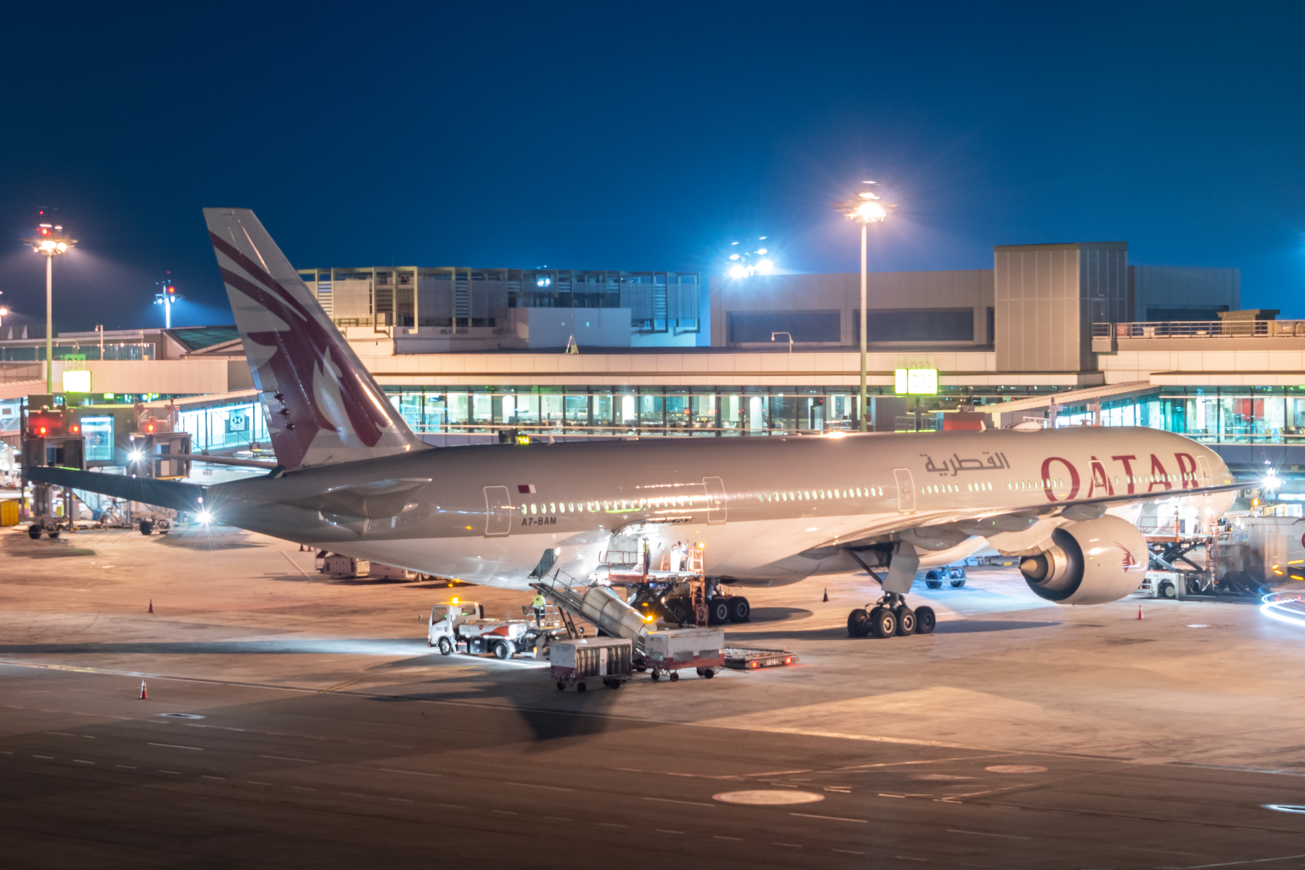 Full size: Qatar Airways Boeing 777-300ER A7-BAM at Singapore-Changi Airport
