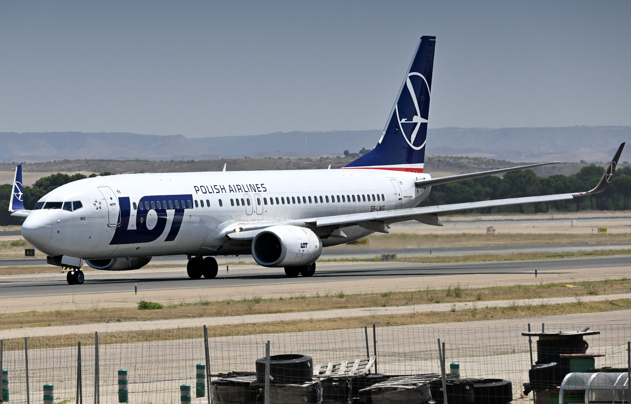 Full size: LOT Polish Airlines Boeing 737-800 SP-LWG at Madrid Barajas Airport