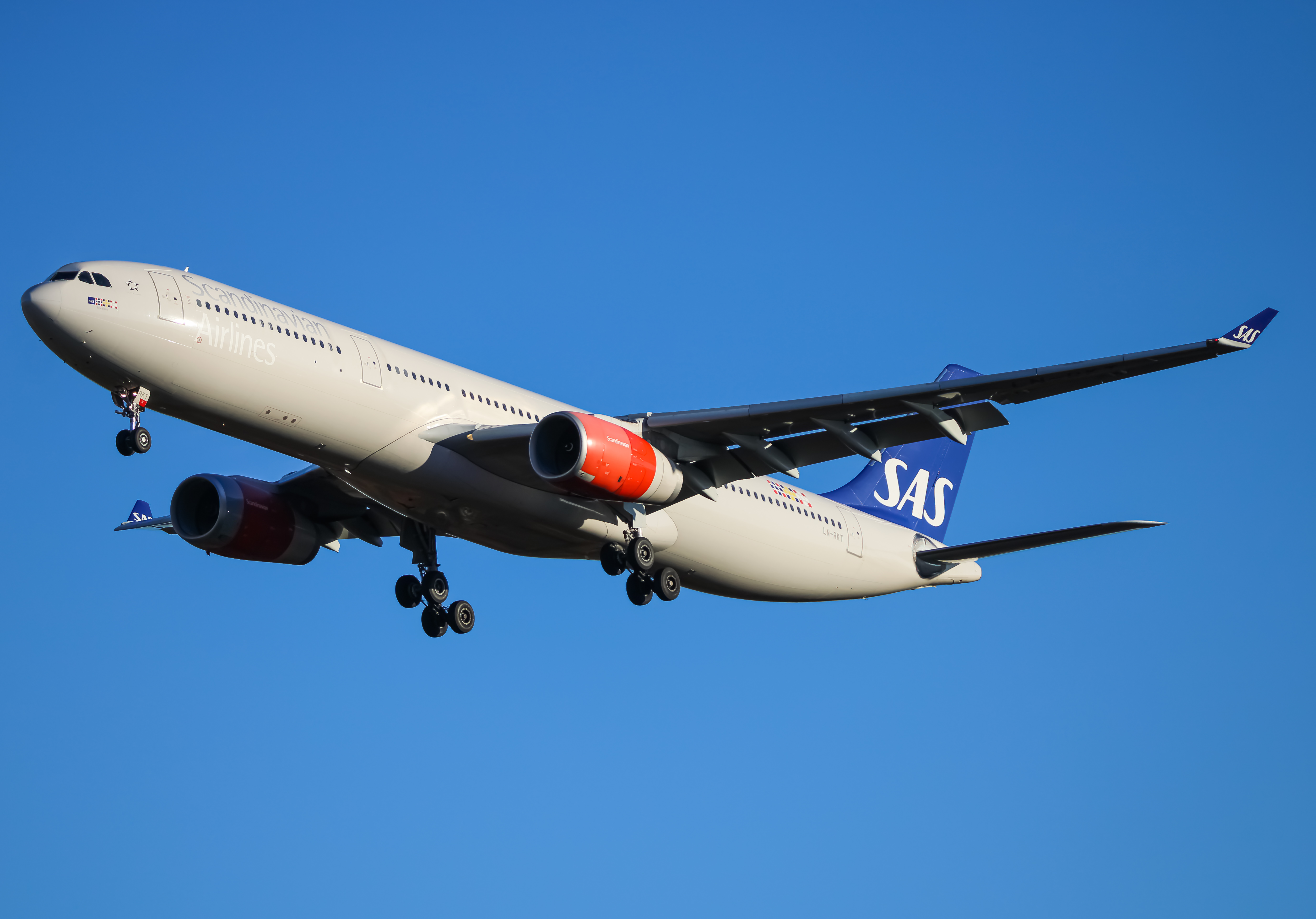 Full size: Scandinavian Airlines Airbus A330-300 LN-RKT at Washington Dulles International Airport