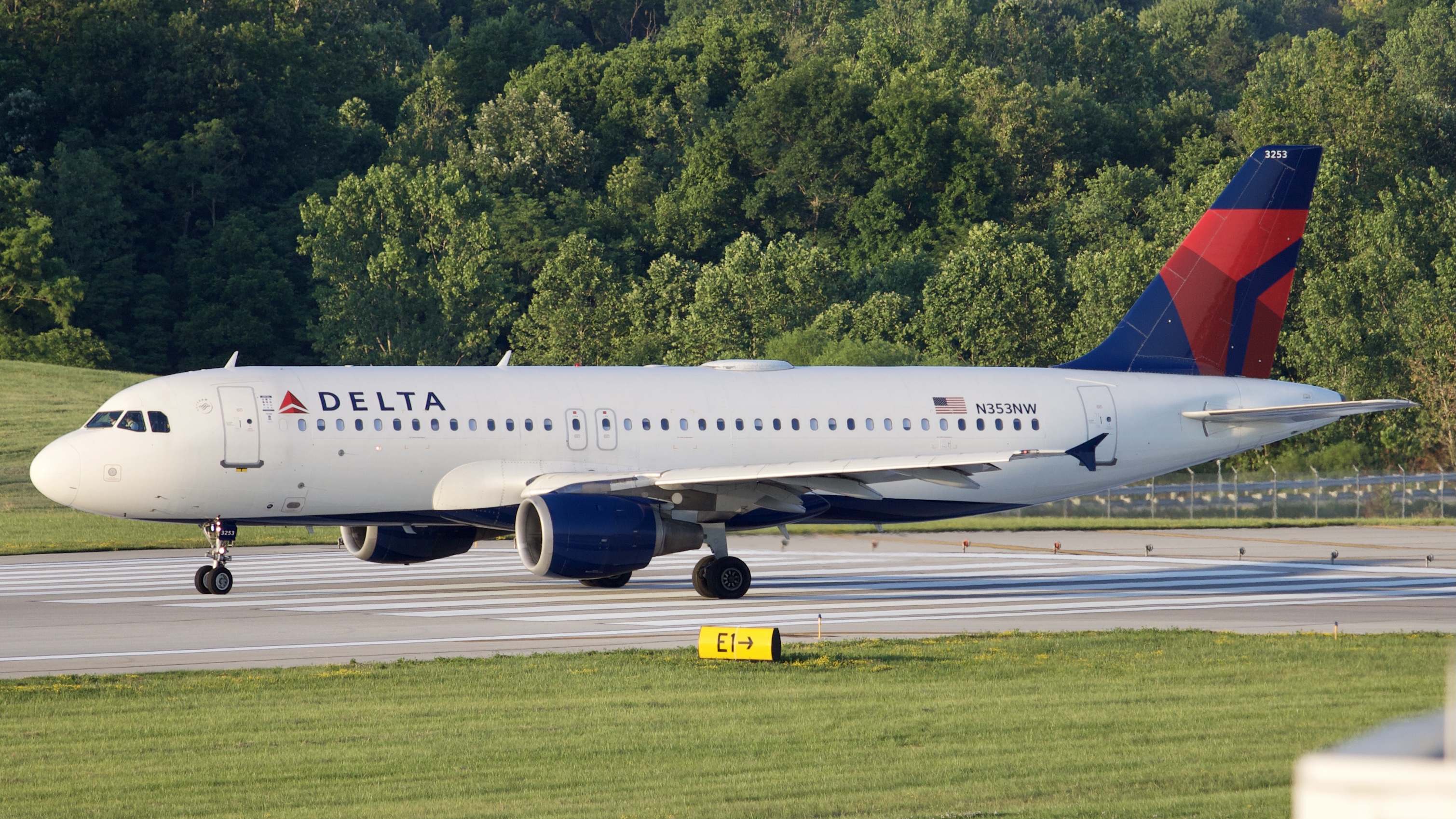 Full size: Delta Airlines Airbus A320 N353NW at John Glenn Columbus International Airport