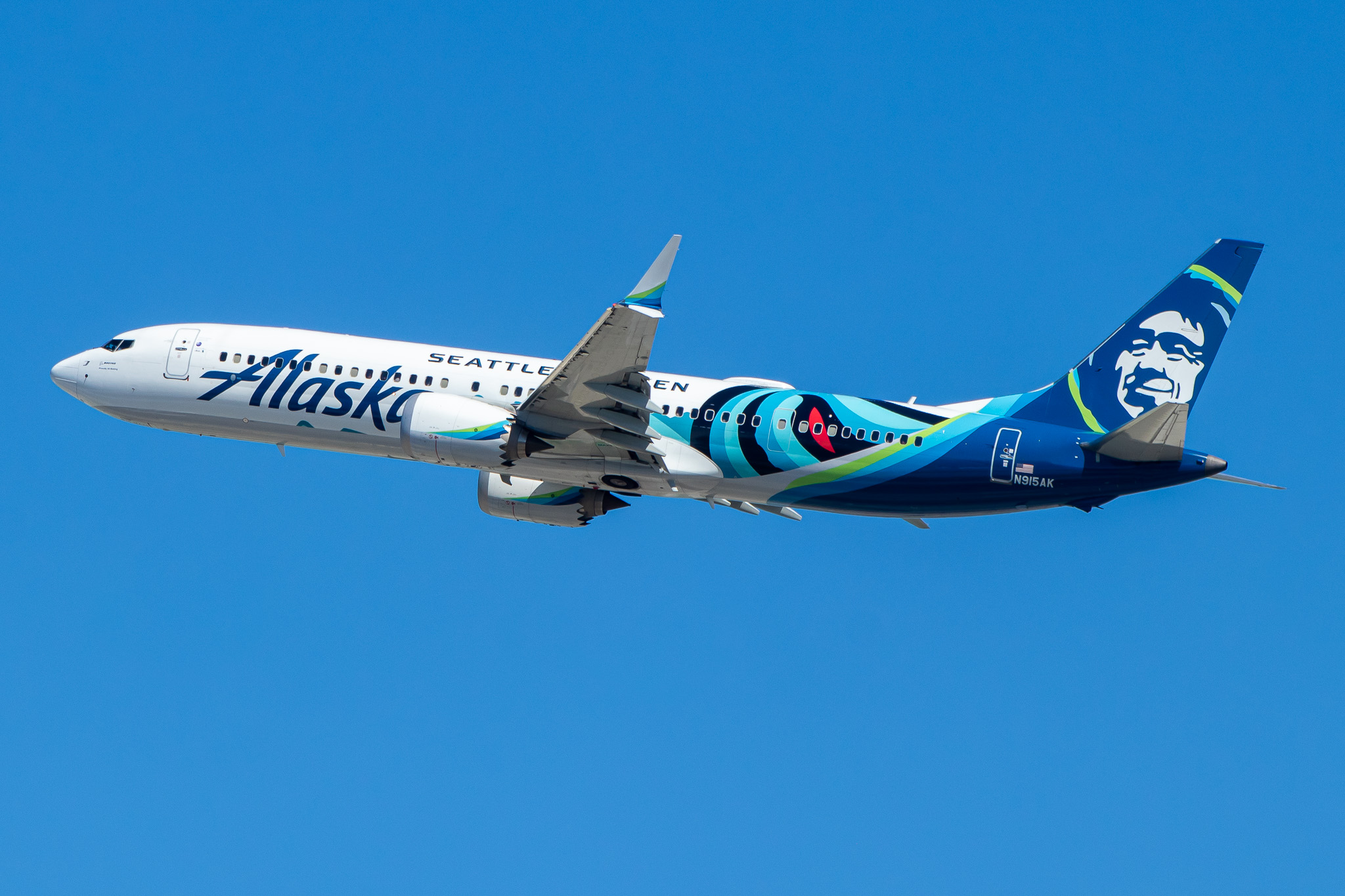 Full size: Alaska Airlines Boeing 737 MAX 9 N915AK at Los Angeles International Airport