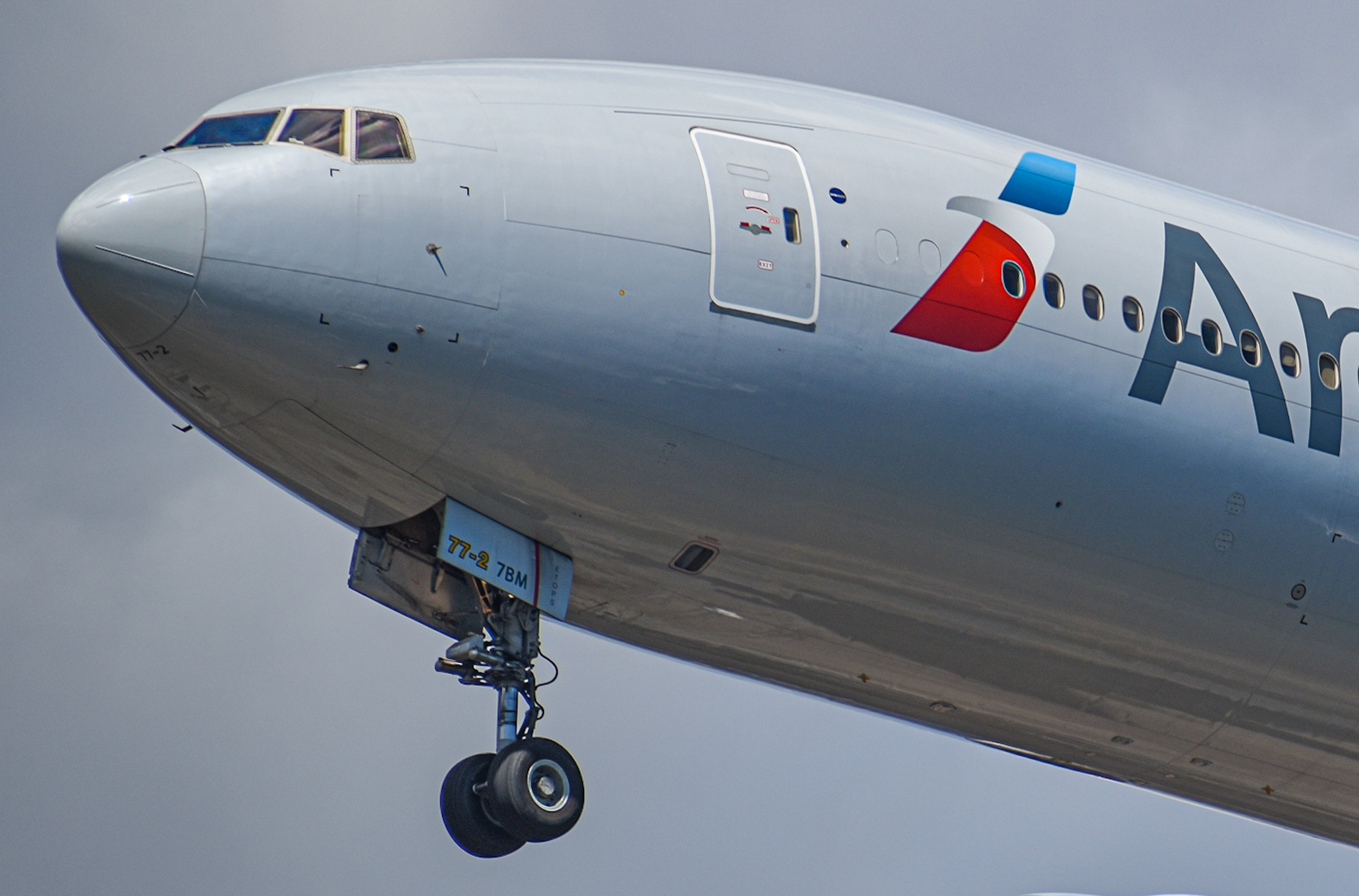 Full size: American Airlines Boeing 777-200ER N753AN at General Edward Lawrence Logan International Airport