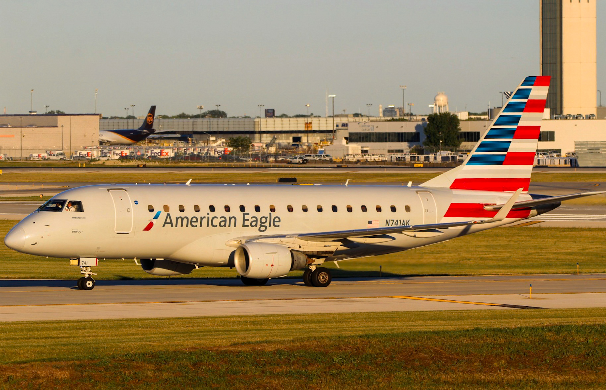 Full size: American Eagle Embraer E170 N741AK at Chicago O'Hare International Airport