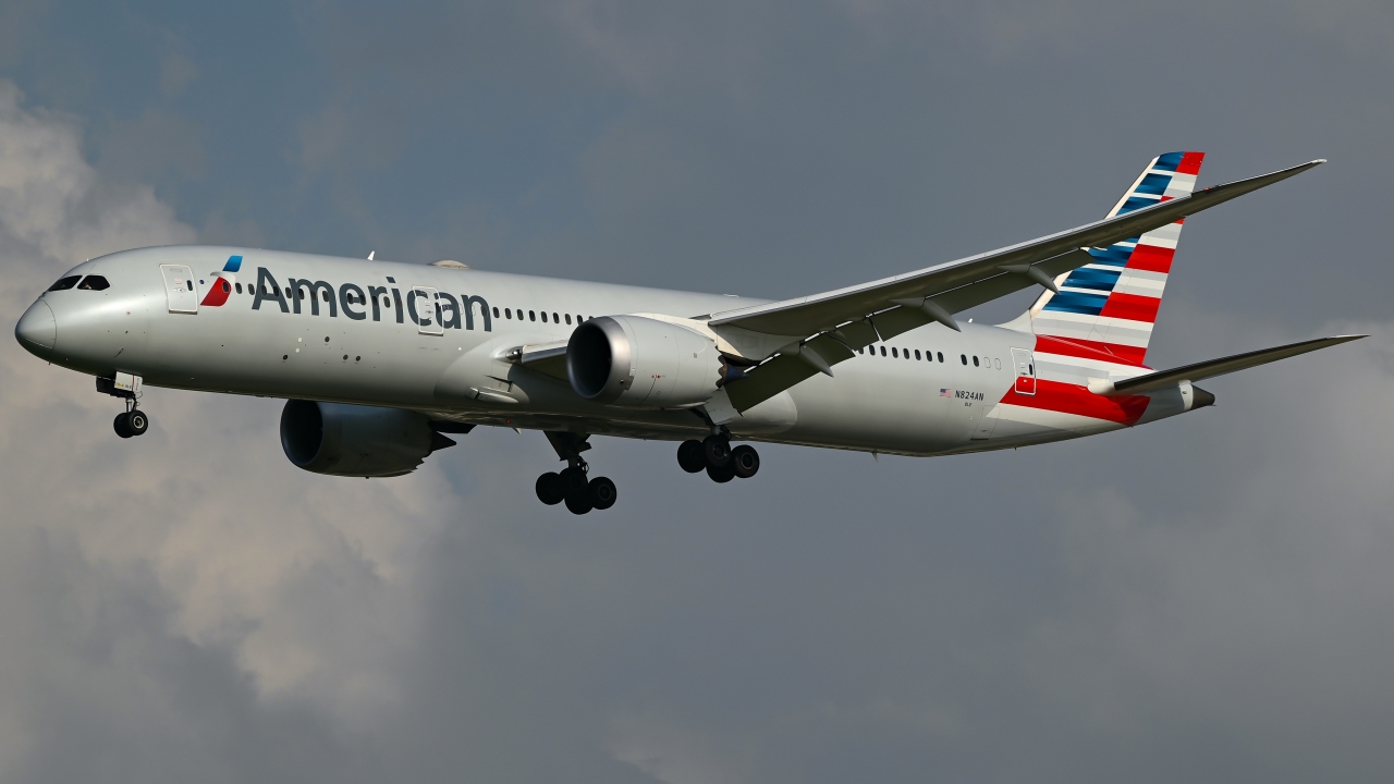 Full size: American Airlines Boeing 787-9 N824AN at Dallas-Fort Worth International Airport
