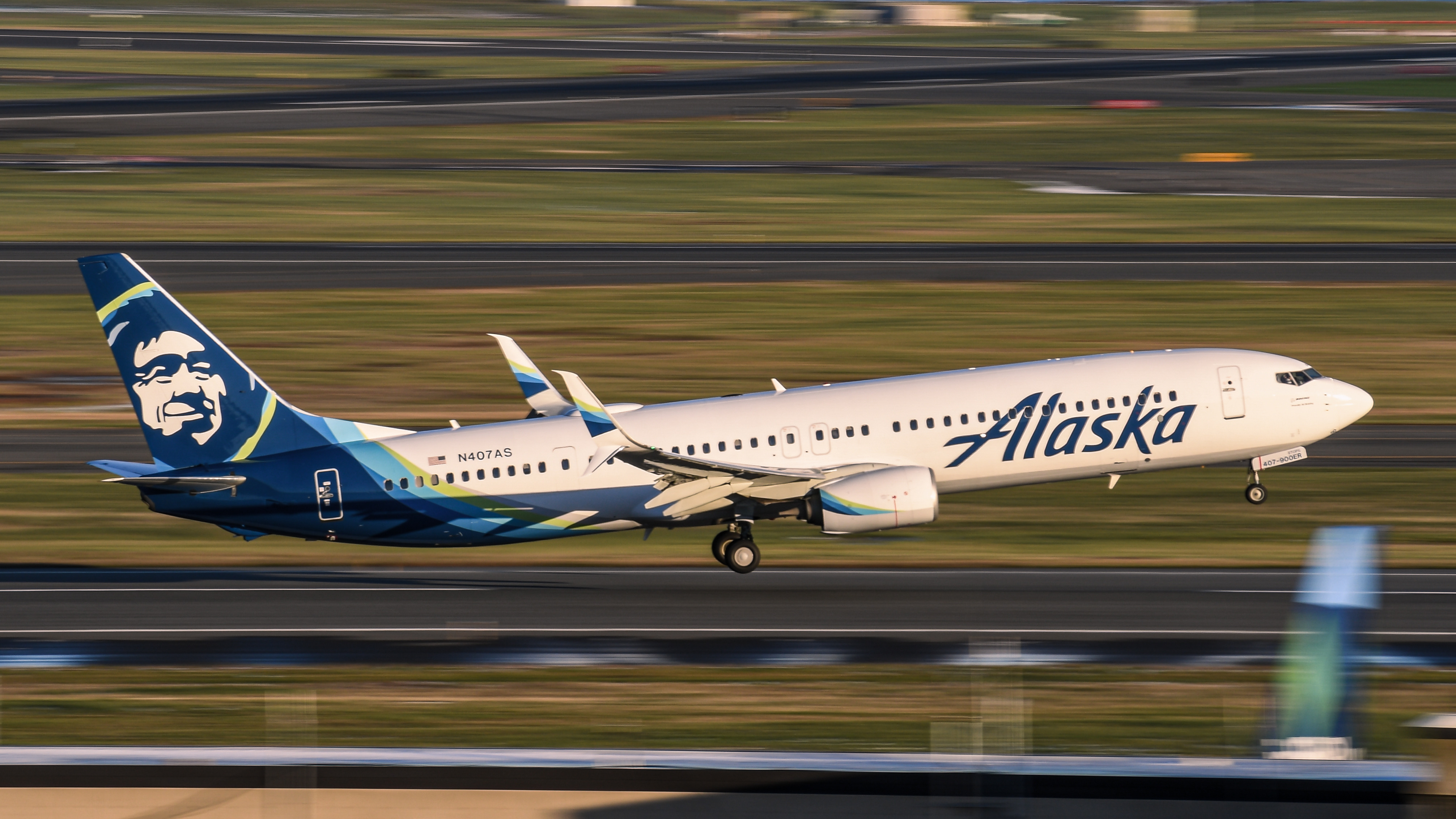 Full size: Alaska Airlines Boeing 737-900ER N407AS at General Edward Lawrence Logan International Airport