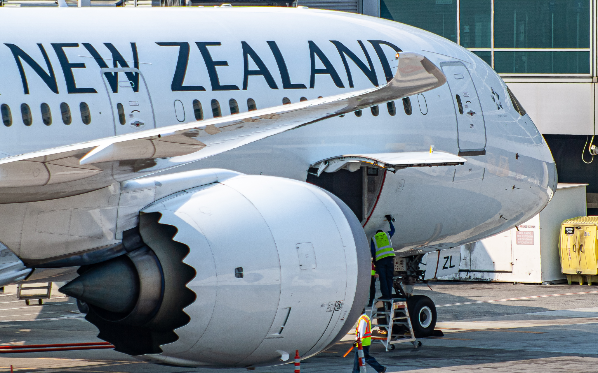 Full size: Air New Zealand Boeing 787-9 ZK-NZL at San Francisco International Airport