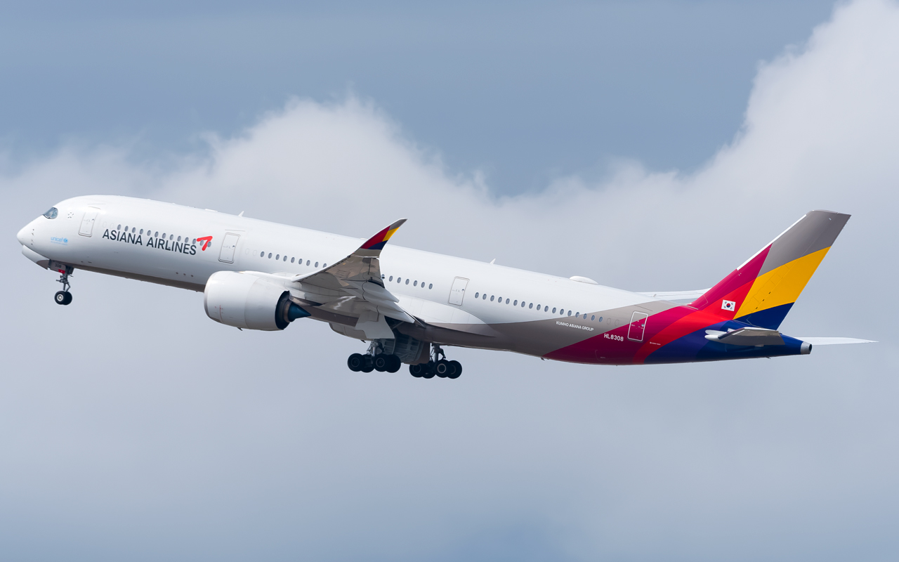 Full size: Asiana Airlines Airbus A350-900 HL8308 at Seoul-Incheon International Airport