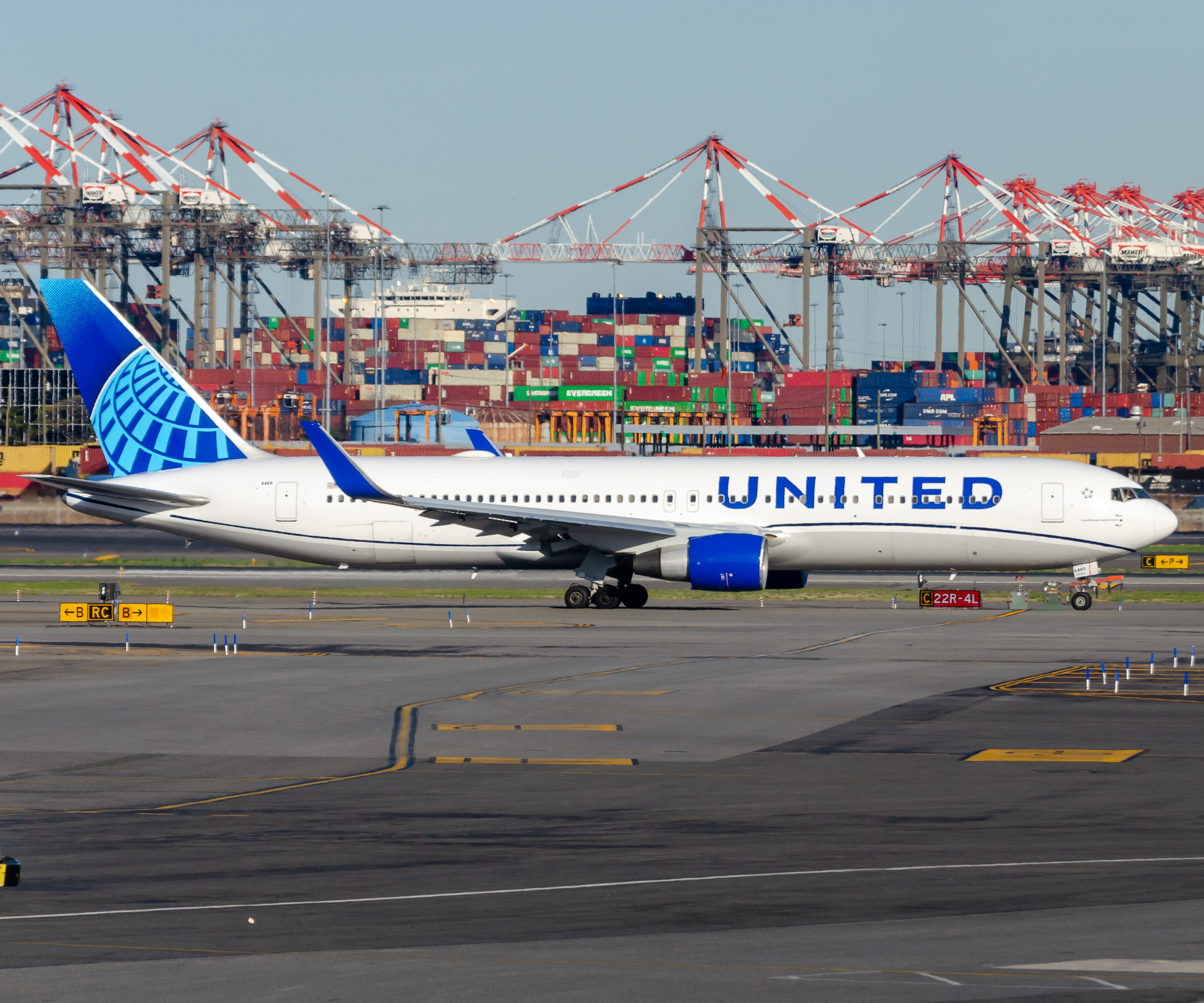 Full size: United Airlines Boeing 767-300ER N660UA at Newark Liberty International Airport