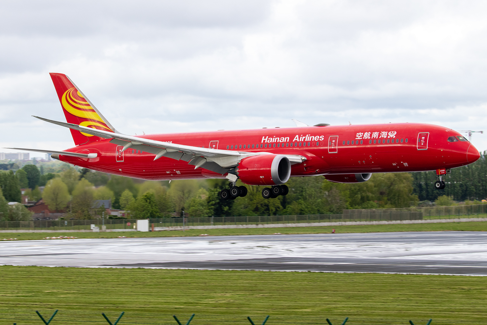 Full size: Hainan Airlines Boeing 787-9 B-6998 at Baillif Airport