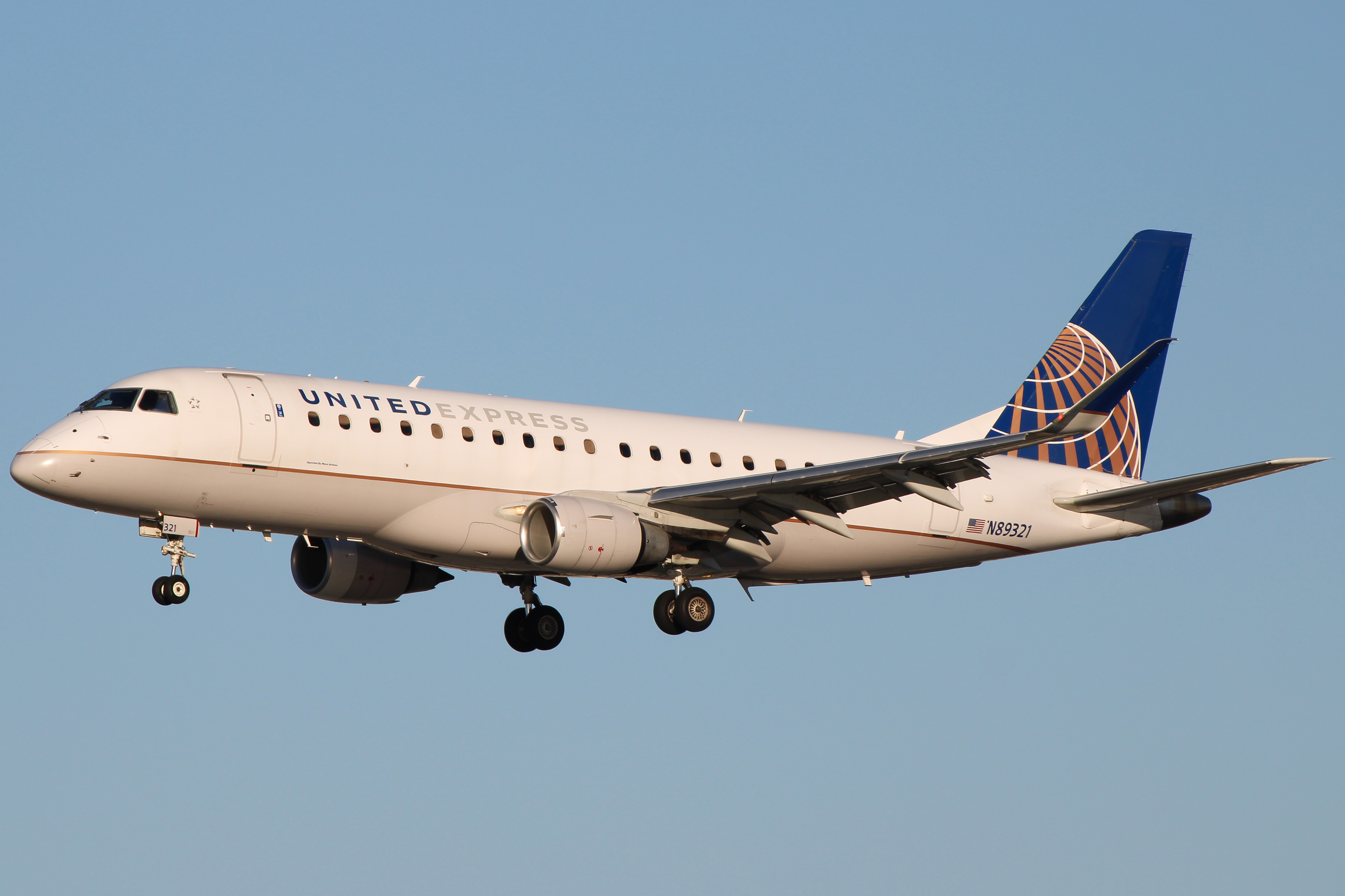 Full size: United Express Embraer E175 N89321 at San Diego International Airport