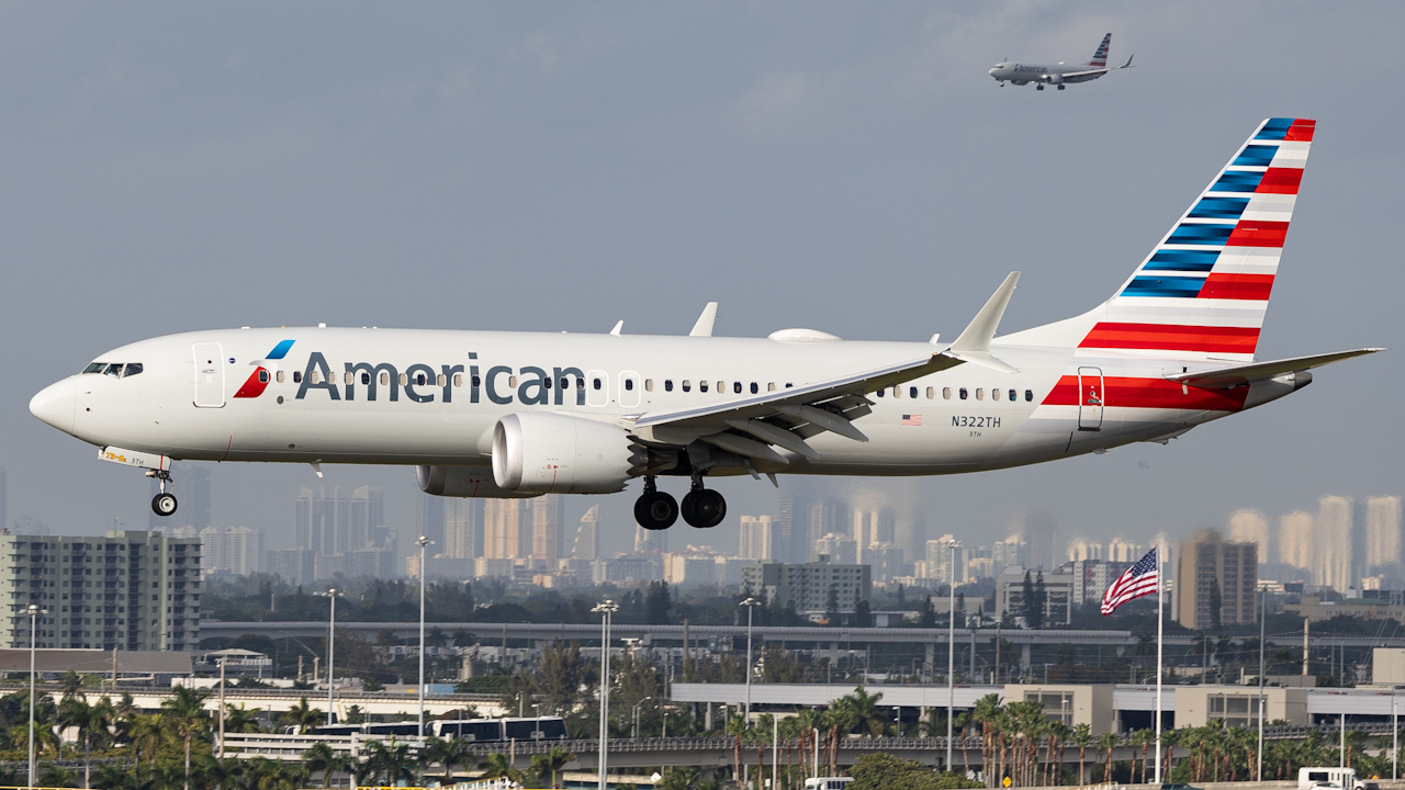 Full size: American Airlines Boeing 737 MAX 8 N322TH at Miami International Airport