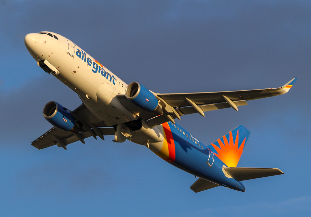 Full size: Allegiant Air Airbus A320 N250NV at Louisville Muhammad Ali International Airport