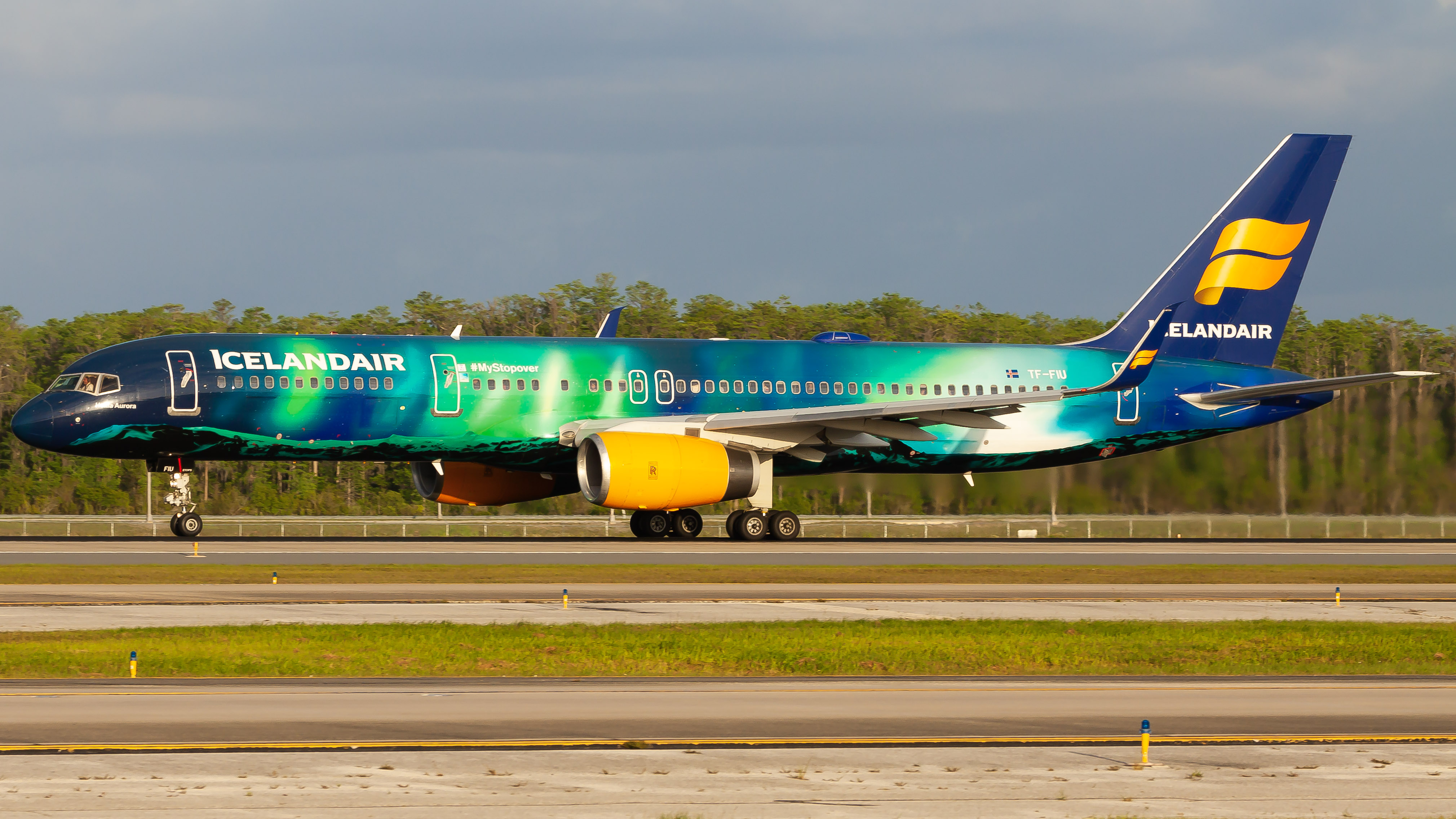 Full size: Icelandair  Boeing 757-200 TF-FIU at Orlando International Airport