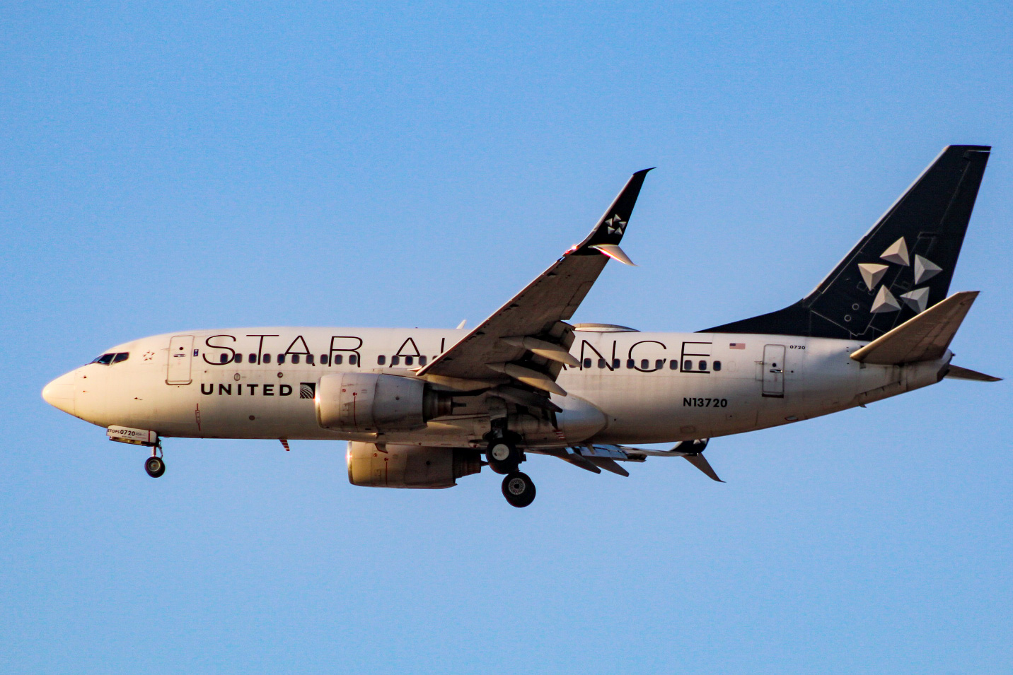 Full size: United Airlines Boeing 737-700 N13720 at Houston-George Bush Intercontinental Airport