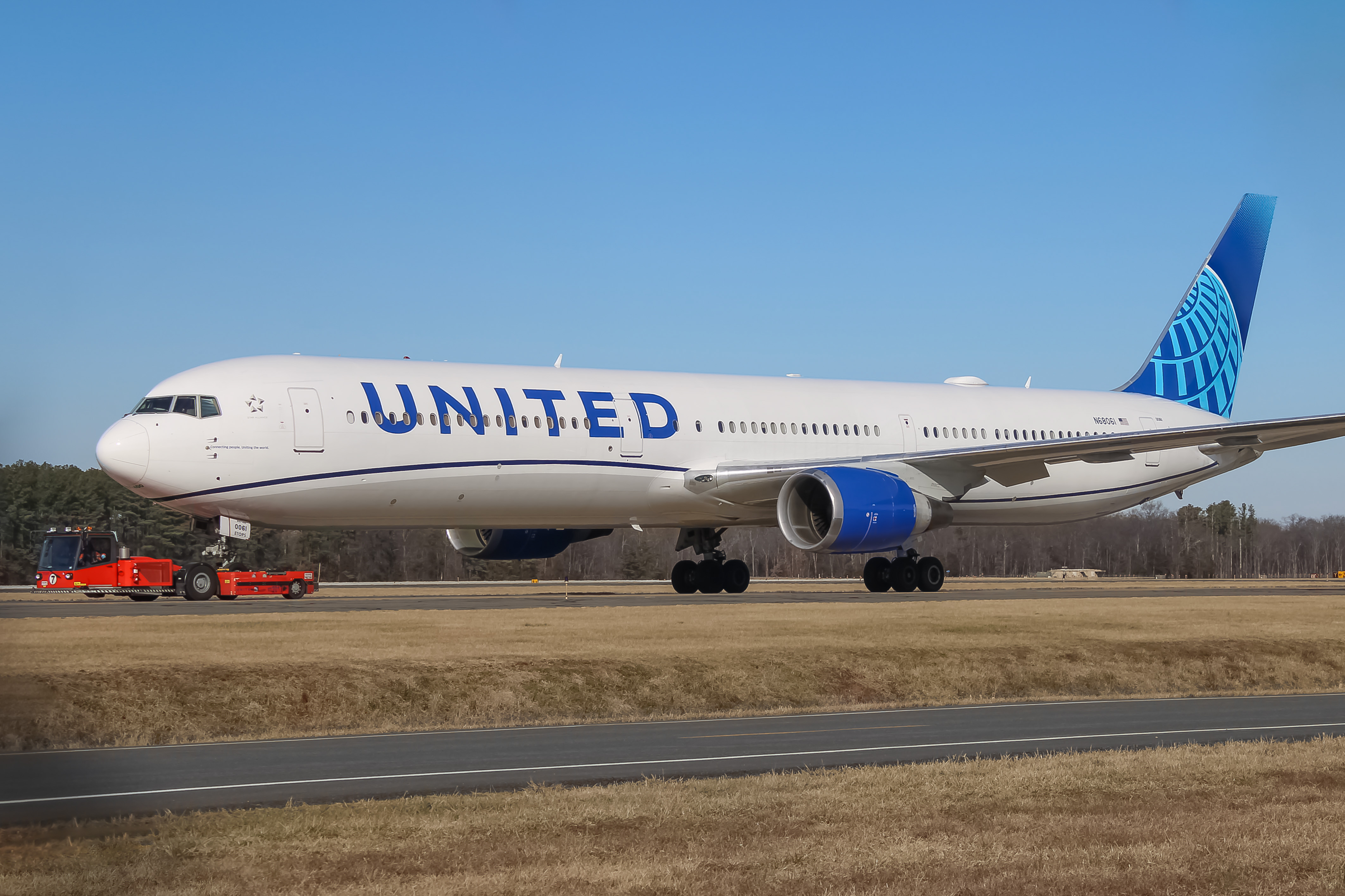 Full size: United Airlines Boeing 767-400ER N68061 at Washington Dulles International Airport