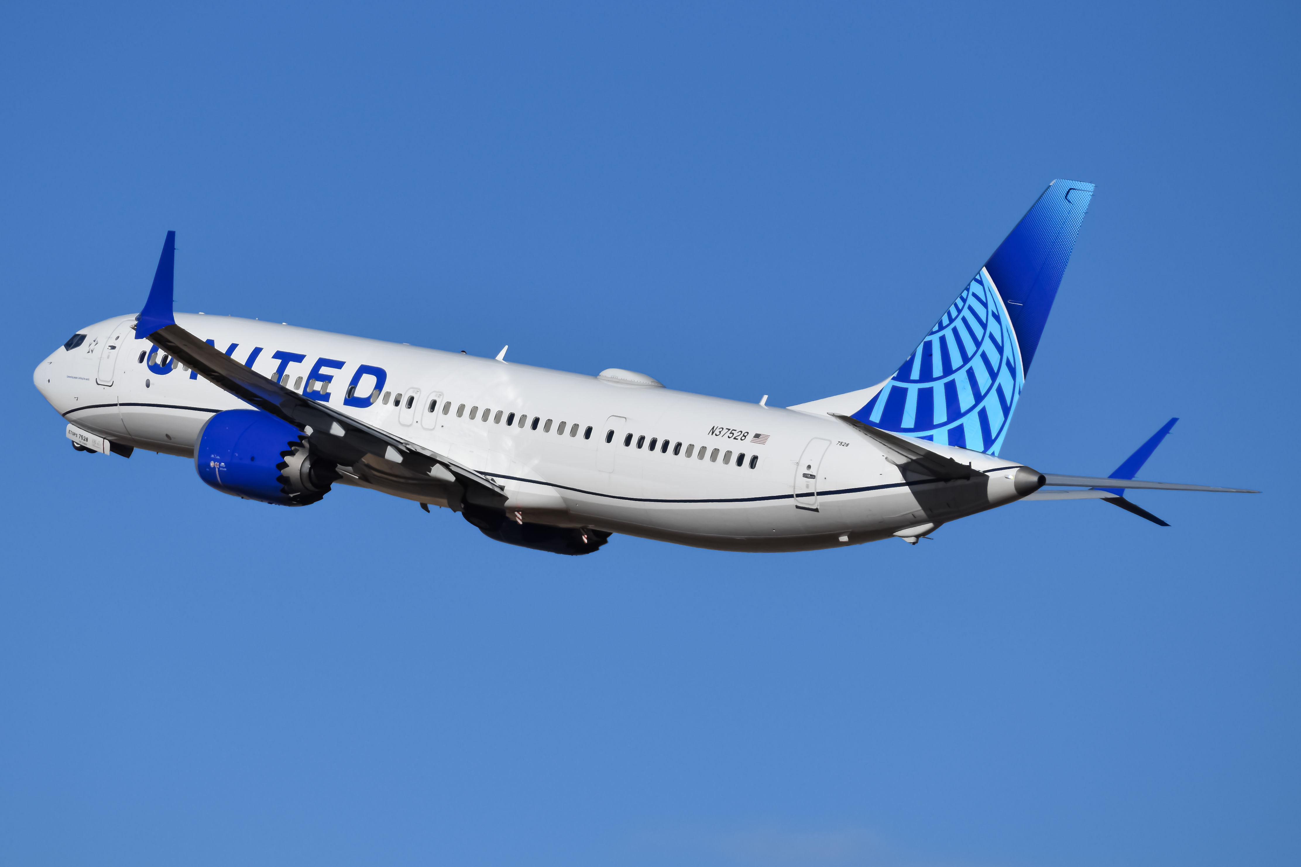 Full size: United Airlines Boeing 737 MAX 9 N37528 at Denver International Airport