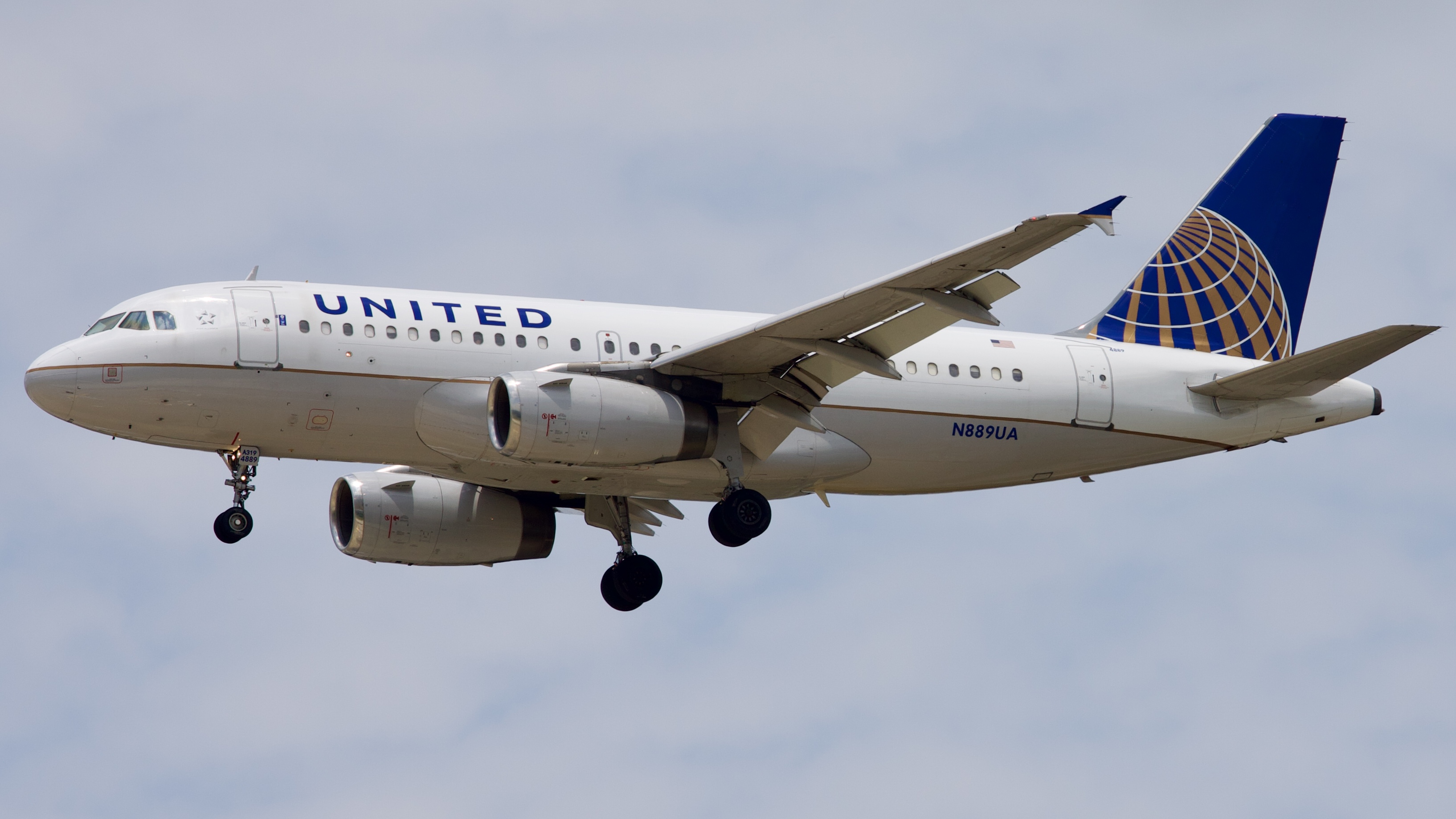 Full size: United Airlines Airbus A319 N889UA at Houston-George Bush Intercontinental Airport