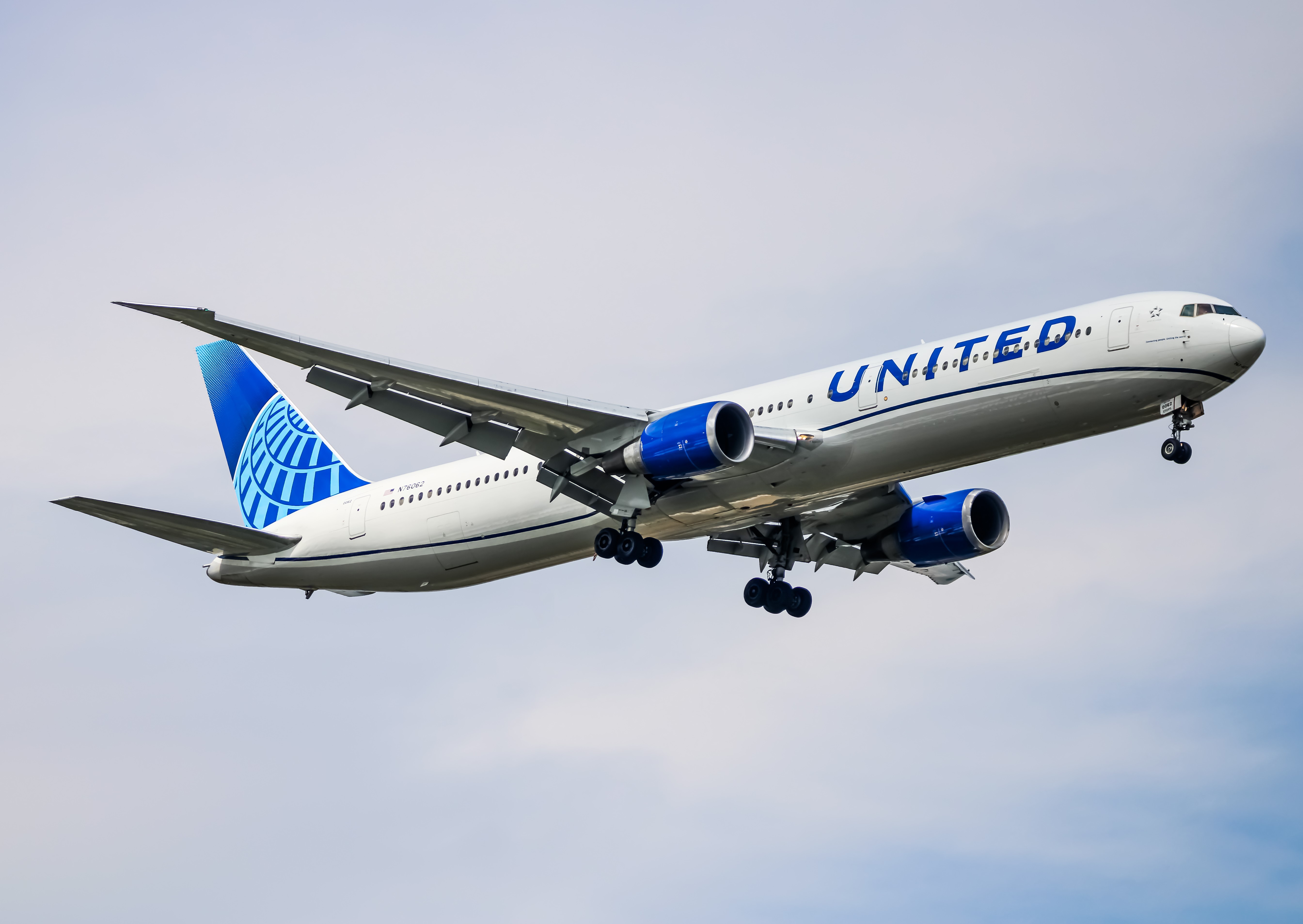 Full size: United Airlines Boeing 767-400ER N76062 at Washington Dulles International Airport