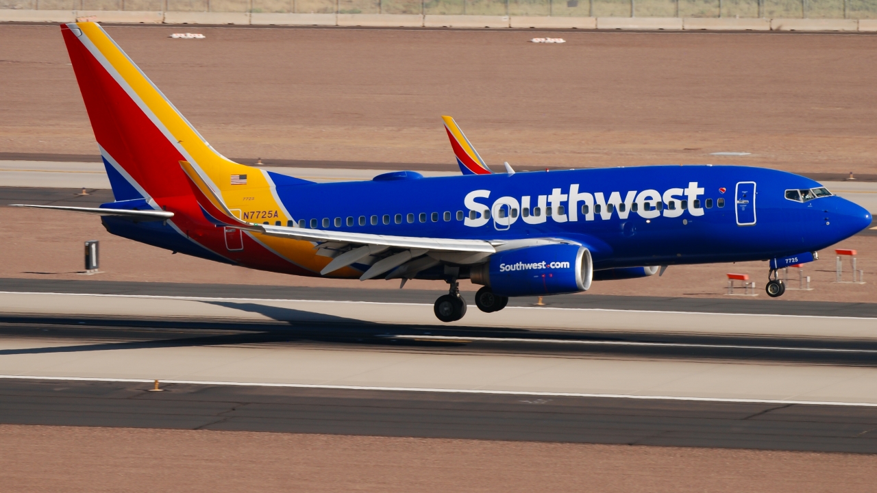 Full size: Southwest Airlines Boeing 737-700 N7725A at Phoenix Sky Harbor International Airport