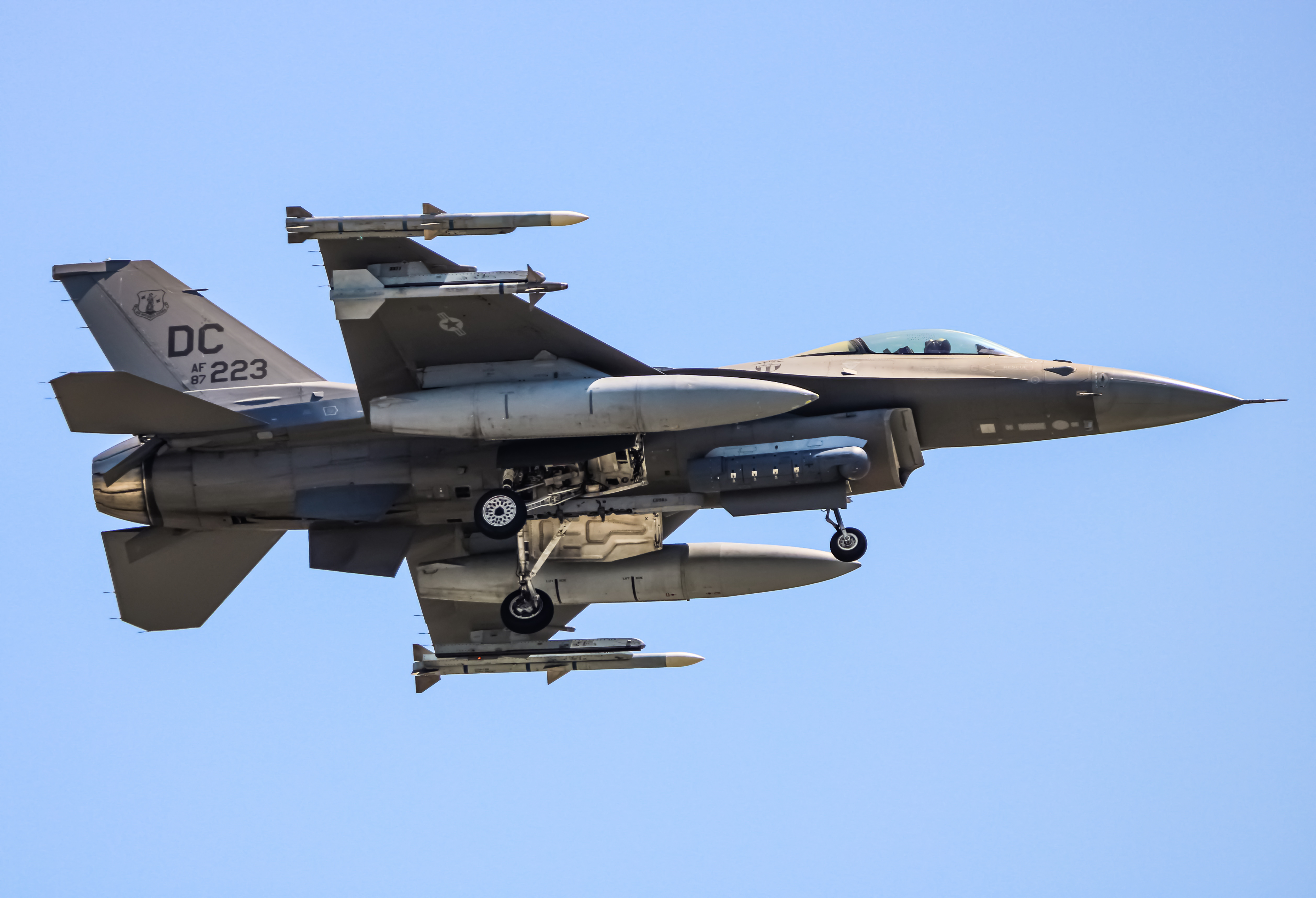 Full size: USAF - United States Air Force General Dynamics F-16 87-0223 at Joint Base Andrews