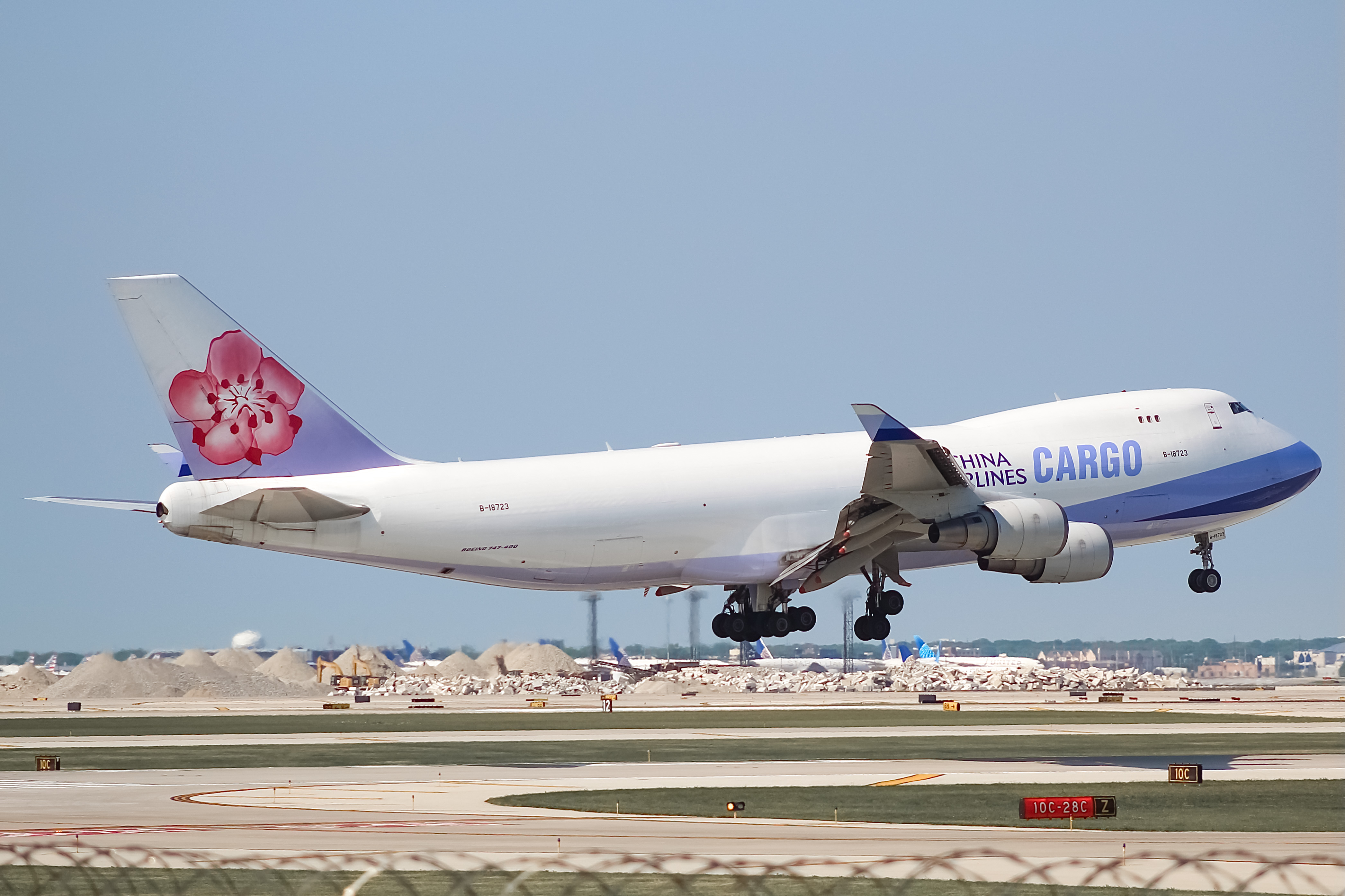 Full size: China Airlines Cargo Boeing 747-400F B-18723 at Chicago O'Hare International Airport
