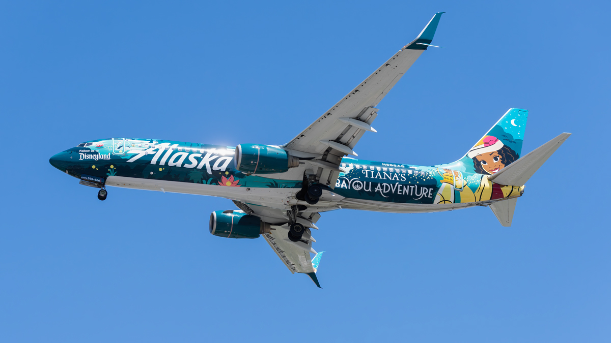 Full size: Alaska Airlines Boeing 737-800 N596AS at Vancouver International Airport