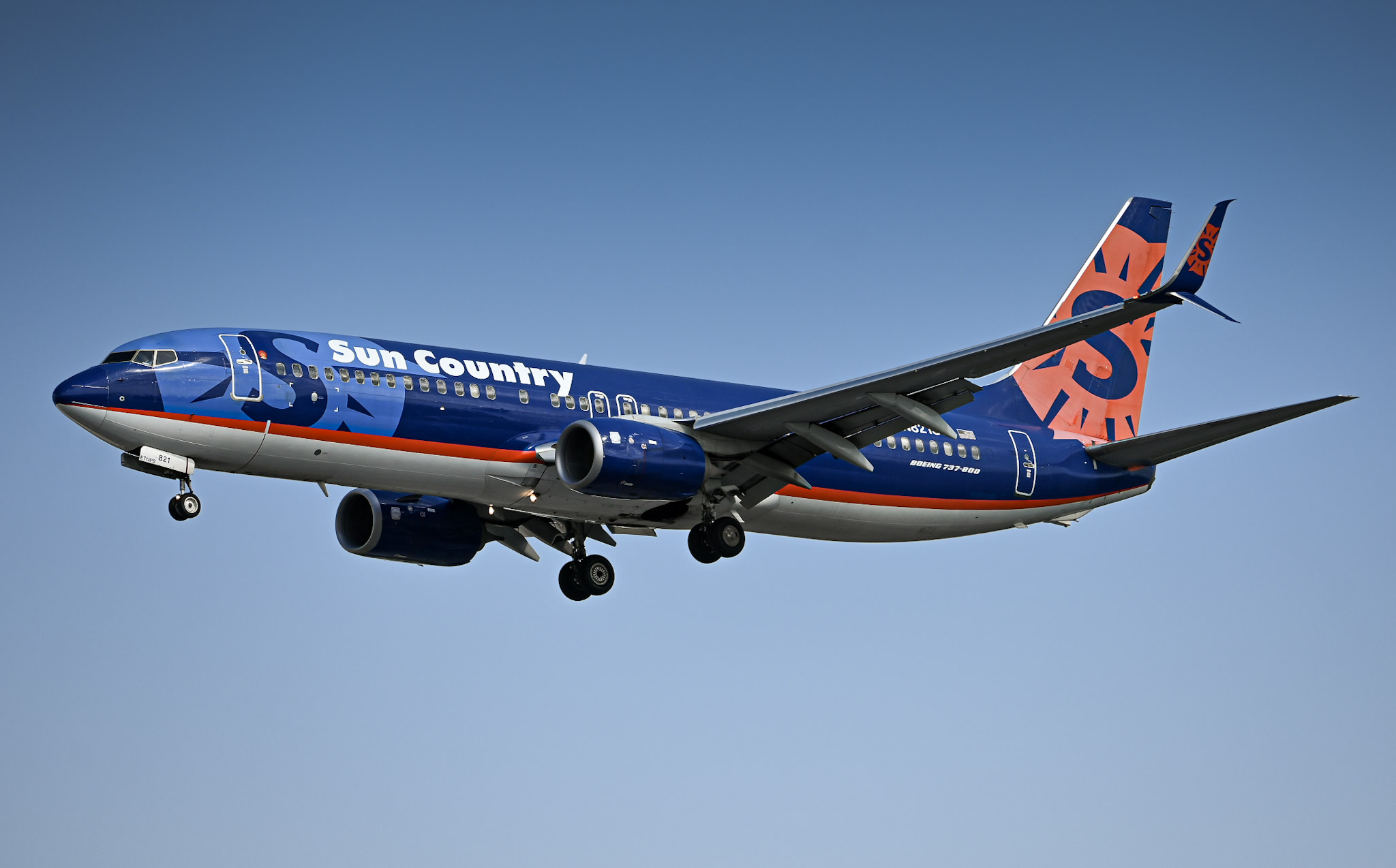 Full size: Sun Country Airlines Boeing 737-800 N821SY at Orlando International Airport