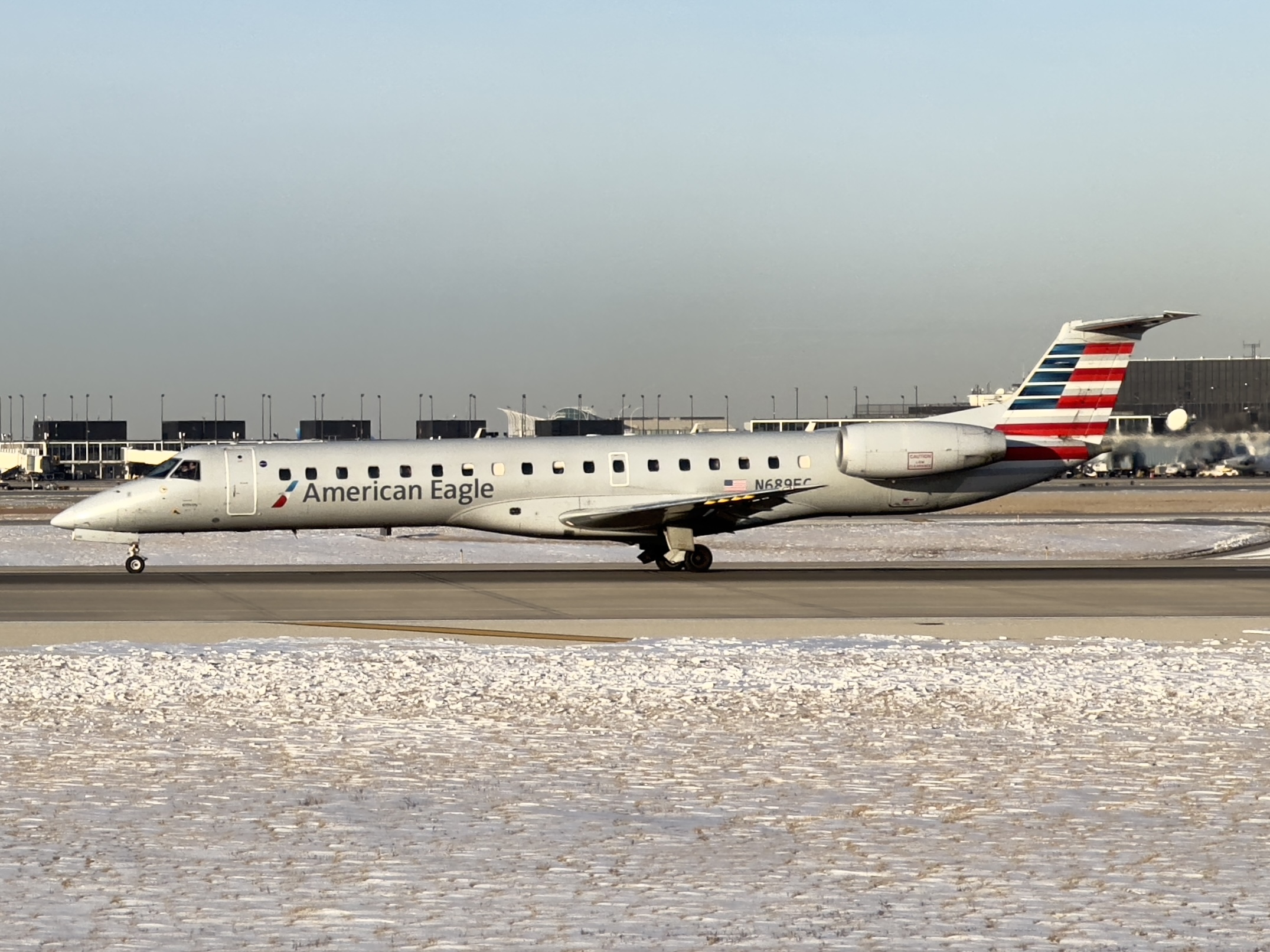 Full size: American Eagle Embraer ERJ145 N689EC at Chicago O'Hare International Airport