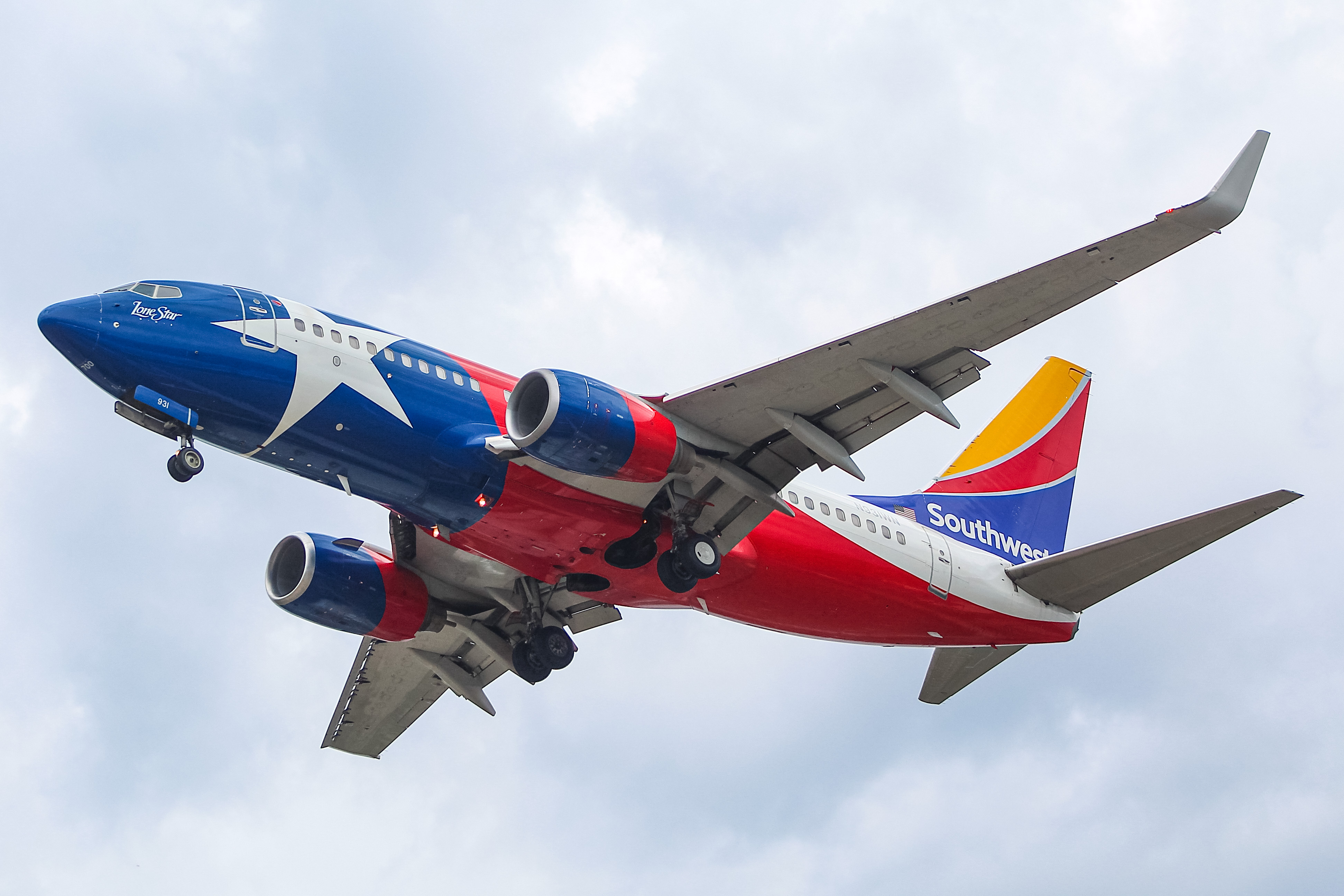 Full size: Southwest Airlines Boeing 737-700 N931WN at General Mitchell International Airport