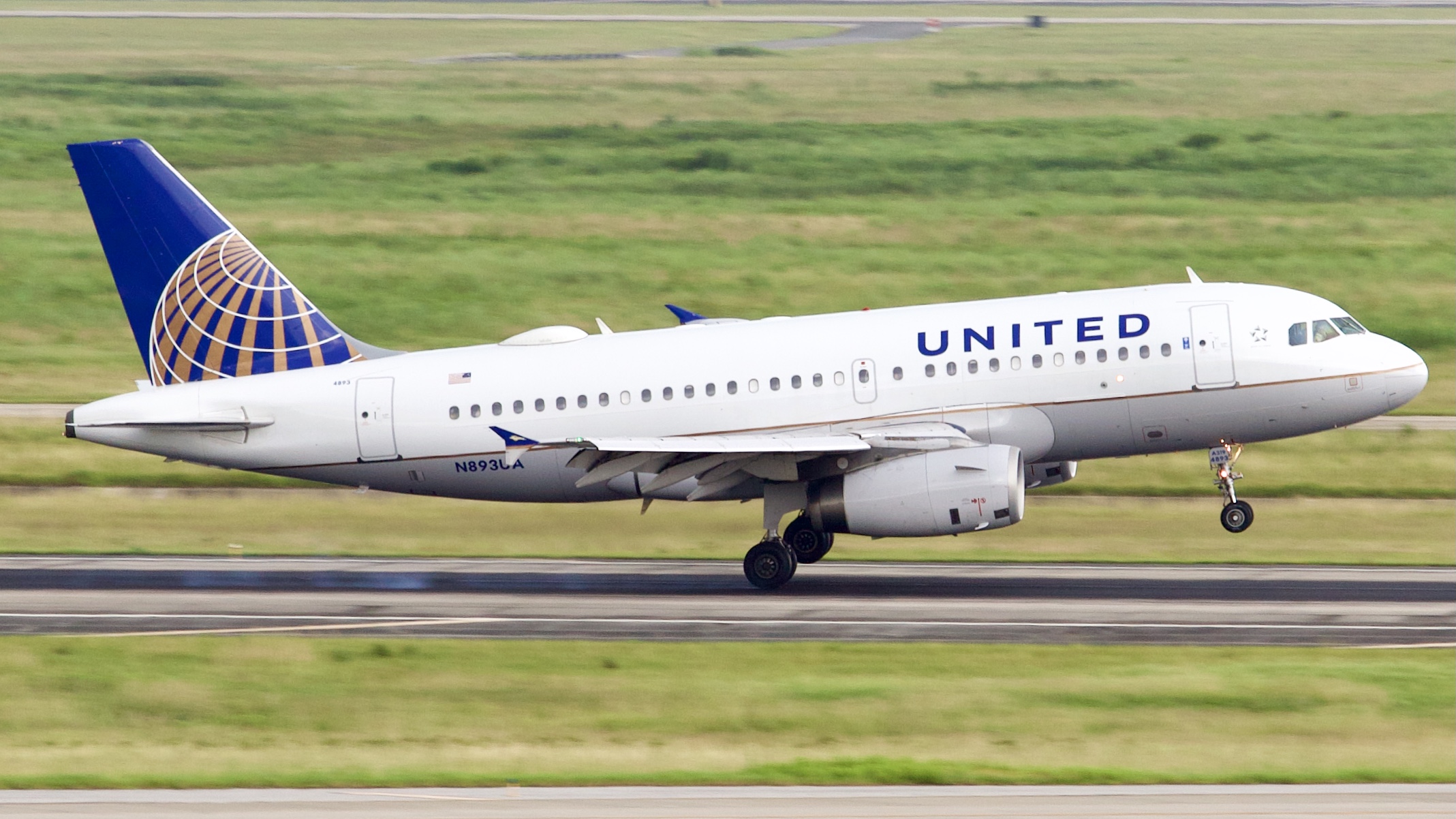 Full size: United Airlines Airbus A319 N893UA at Houston-George Bush Intercontinental Airport