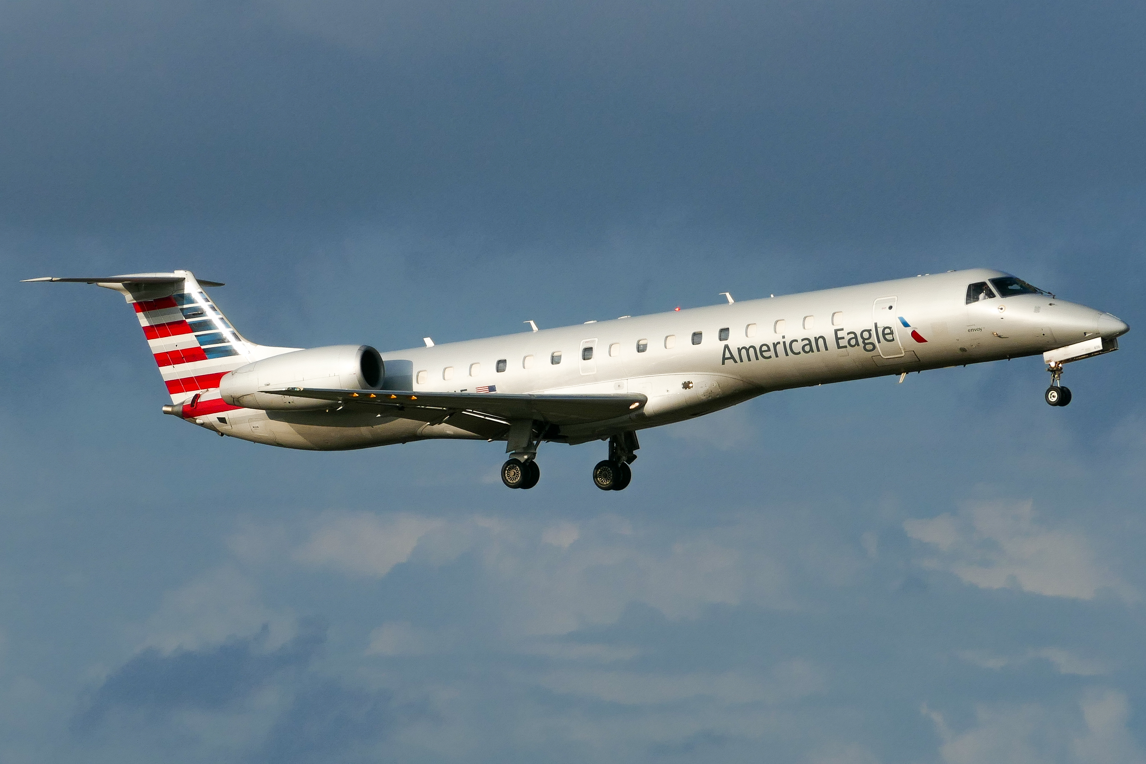 Full size: American Eagle Embraer ERJ145 N676AE at Dallas-Fort Worth International Airport