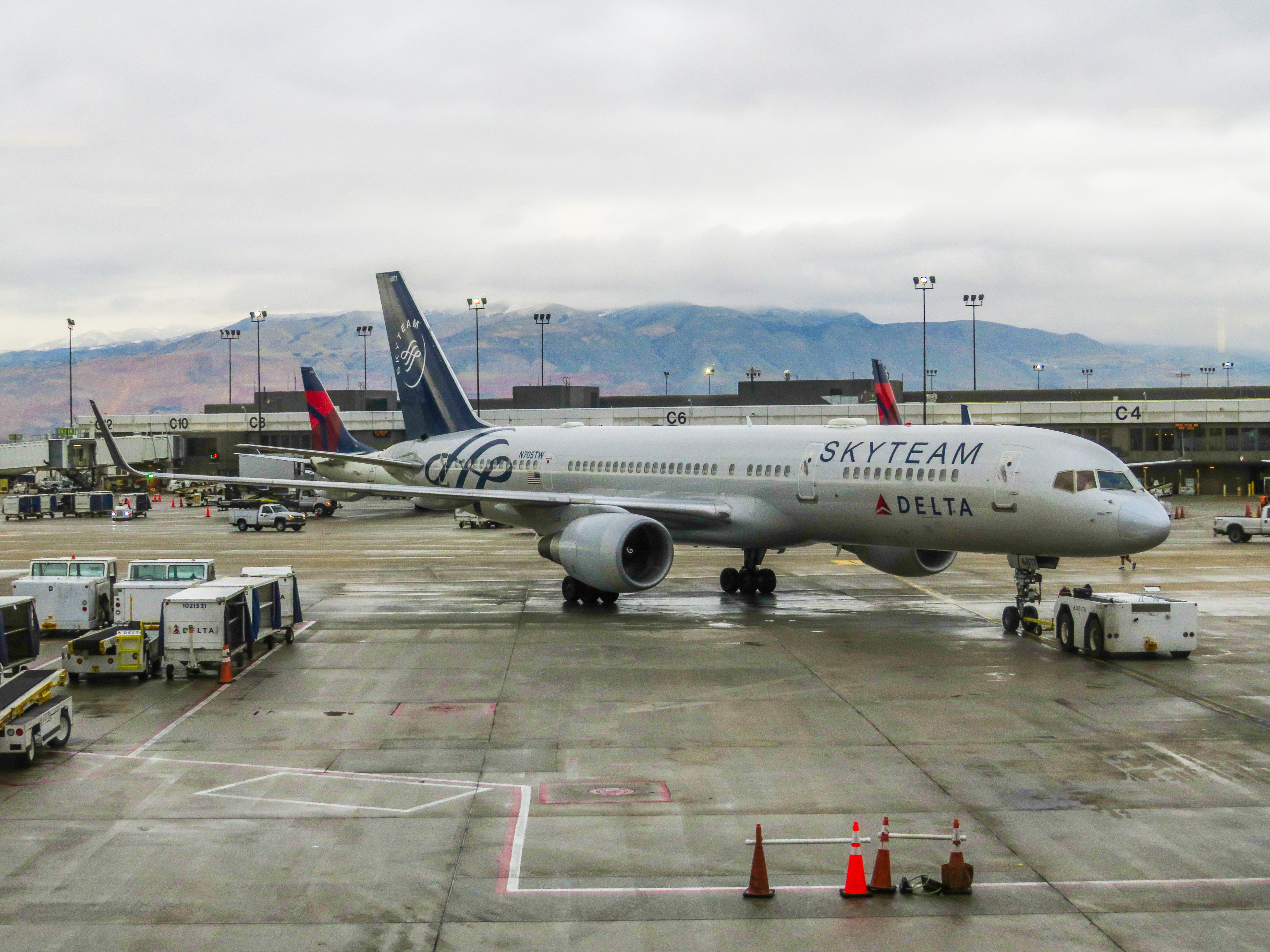 Full size: Delta Airlines Boeing 757-200 N705TW at Austin-Bergstrom International Airport