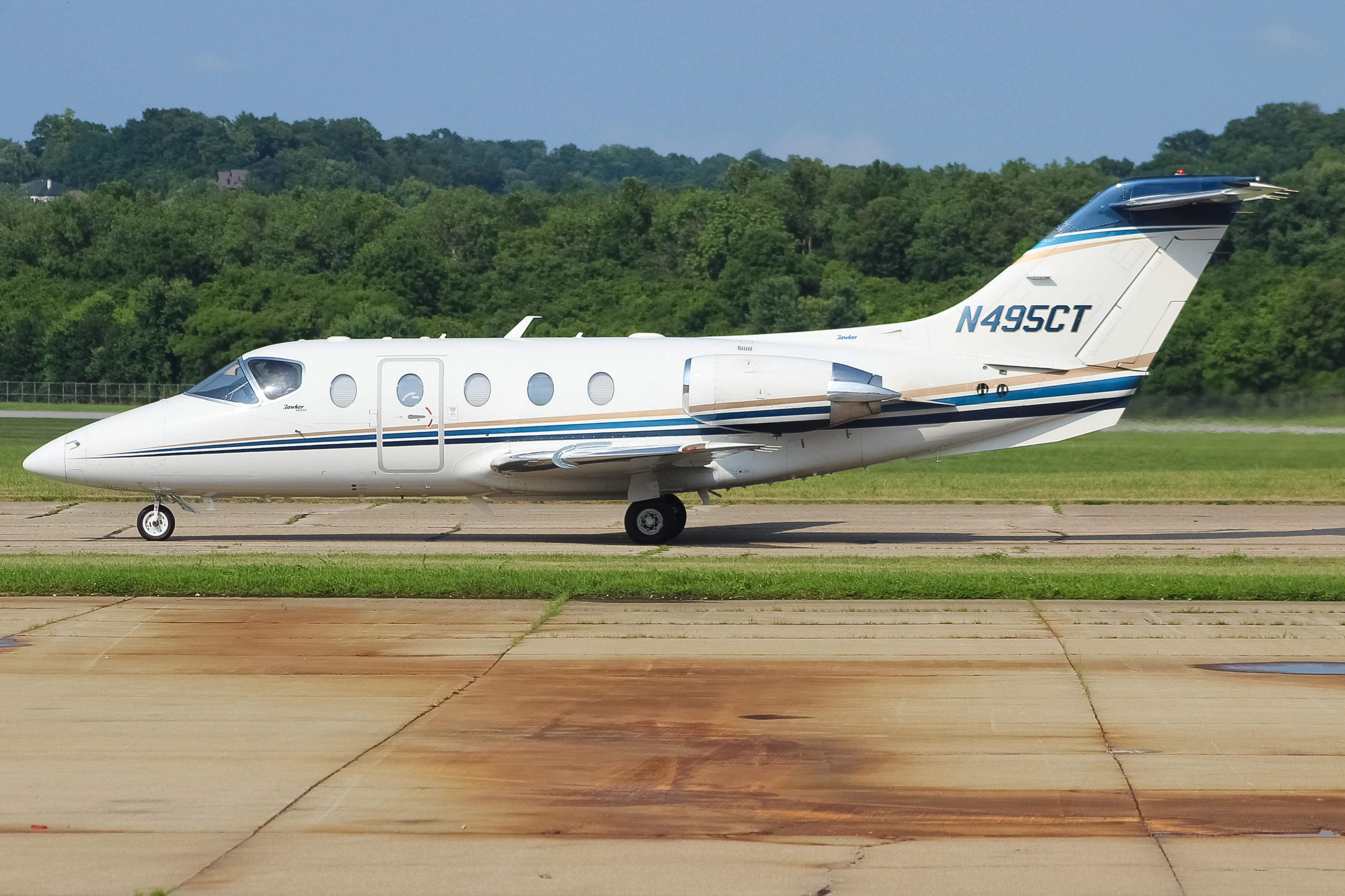 Full size: PRIVATE  Hawker Beechcraft 400XP N495CT at Cincinnati Municipal Airport/Lunken Field