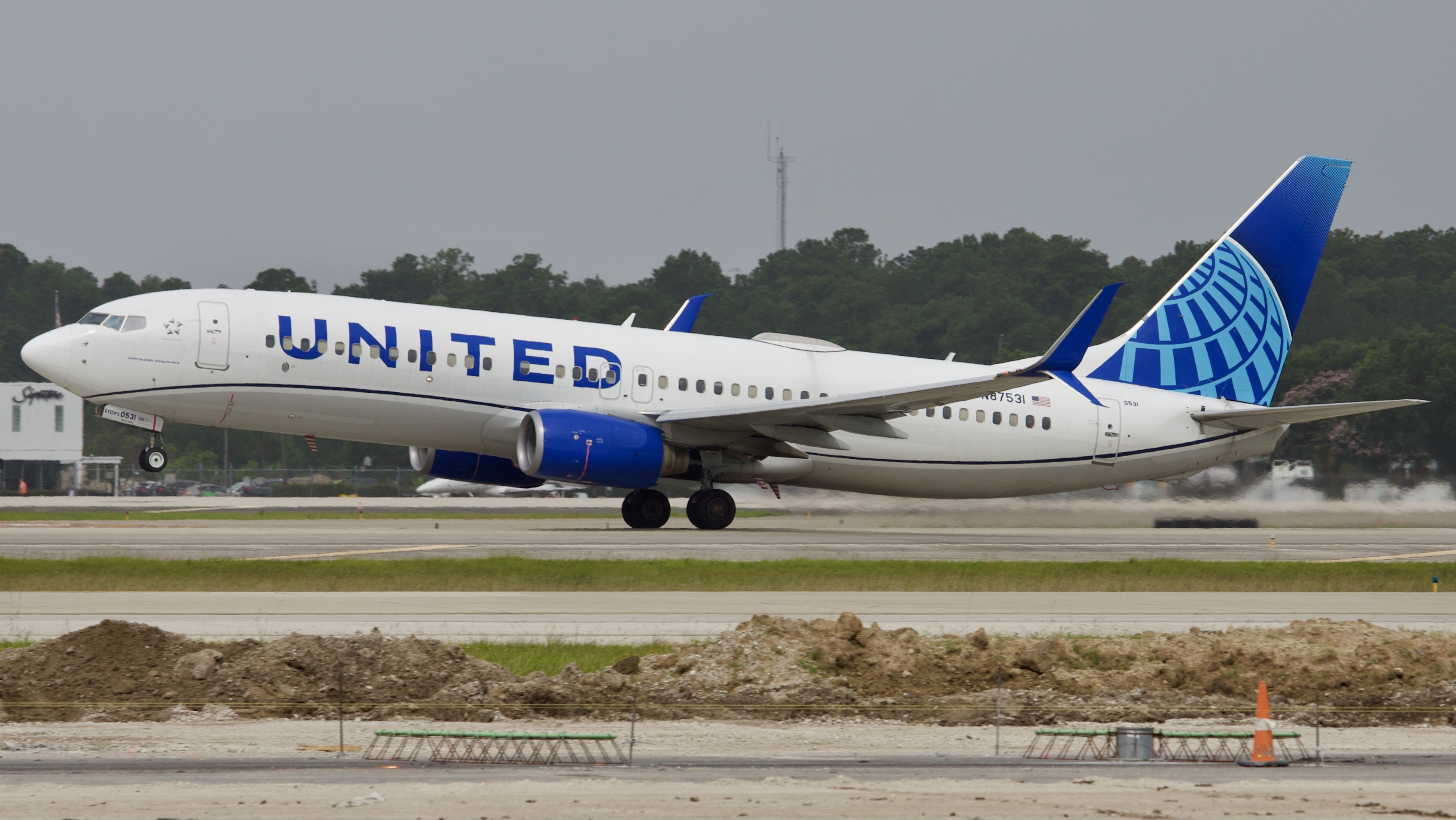 Full size: United Airlines Boeing 737-800 N87531 at Houston-George Bush Intercontinental Airport