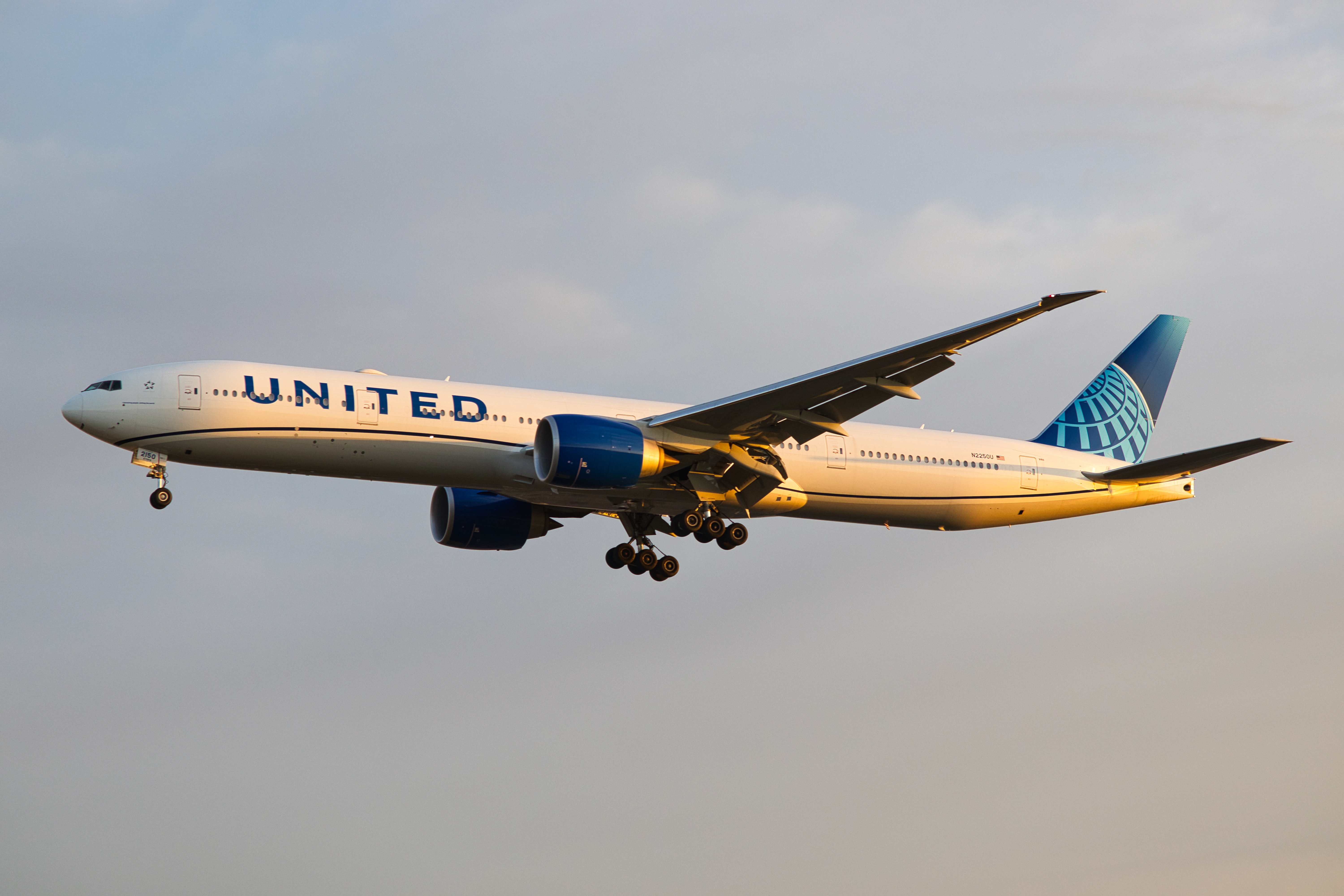 Full size: United Airlines Boeing 777-300ER N2250U at London Heathrow International Airport