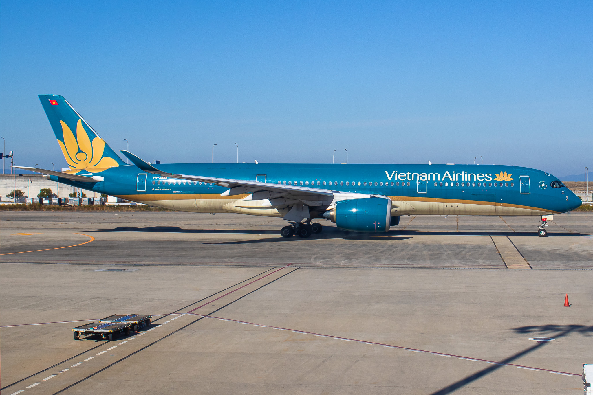 Full size: Vietnam Airlines Airbus A350-900 VN-A888 at Osaka Kansai International Airport