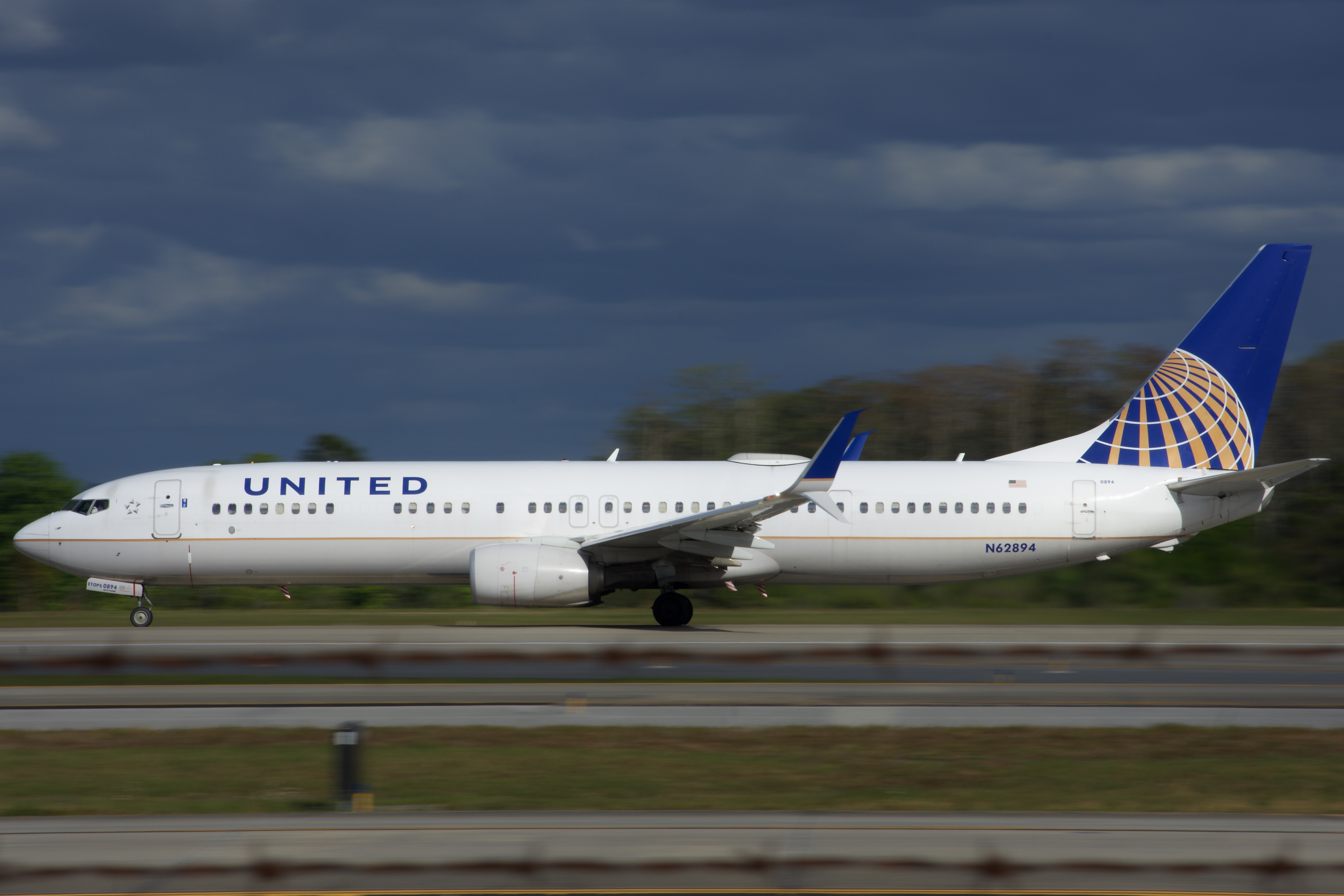 Full size: United Airlines Boeing 737-900ER N62894 at Orlando International Airport