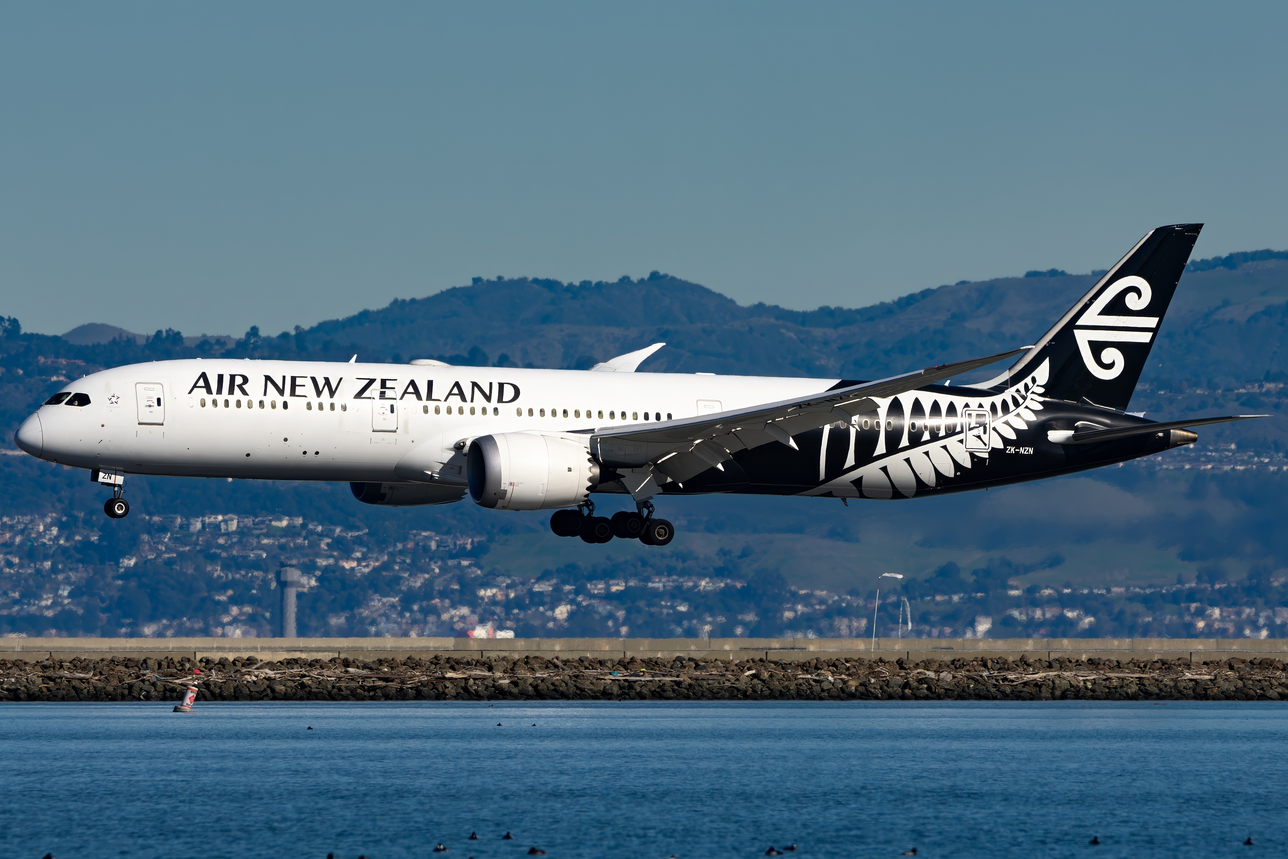 Full size: Air New Zealand Boeing 787-9 ZK-NZN at San Francisco International Airport