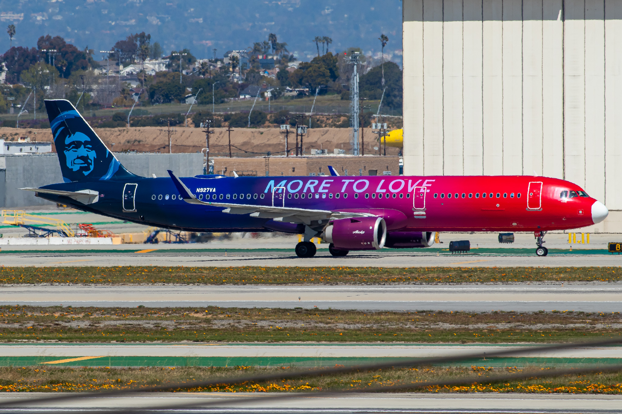 Full size: Alaska Airlines Airbus A321NEO N927VA at Los Angeles International Airport