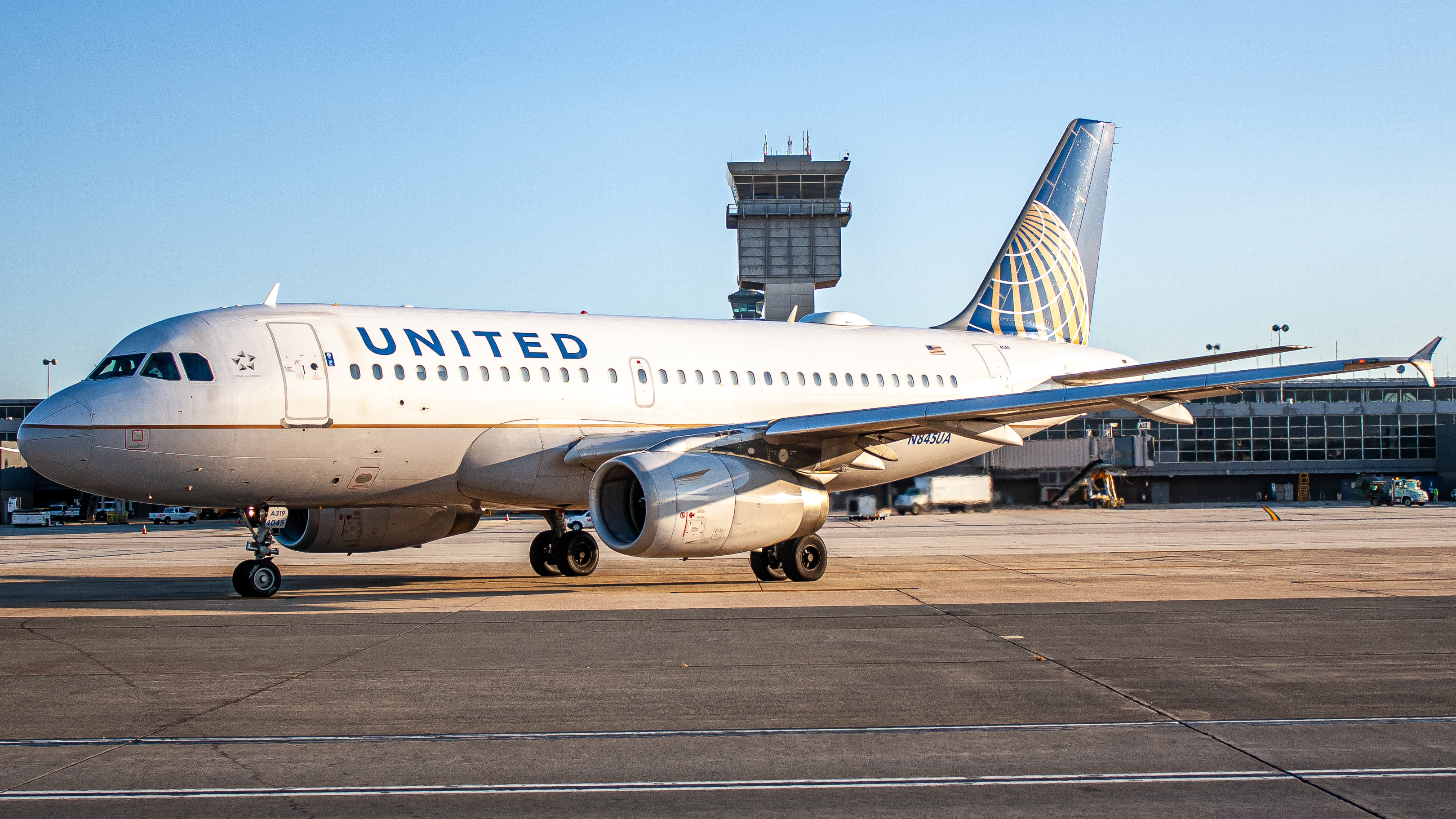 Full size: United Airlines Airbus A320 N845UA at Washington Dulles International Airport