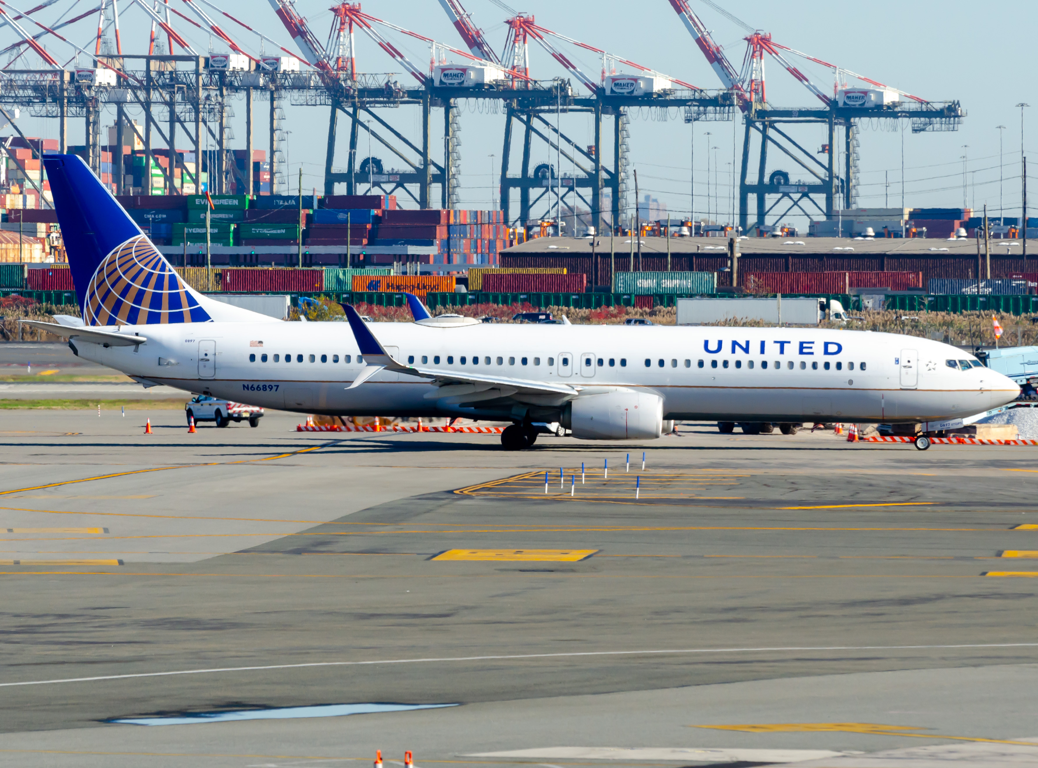 Full size: United Airlines Boeing 737-900 N66897 at Newark Liberty International Airport